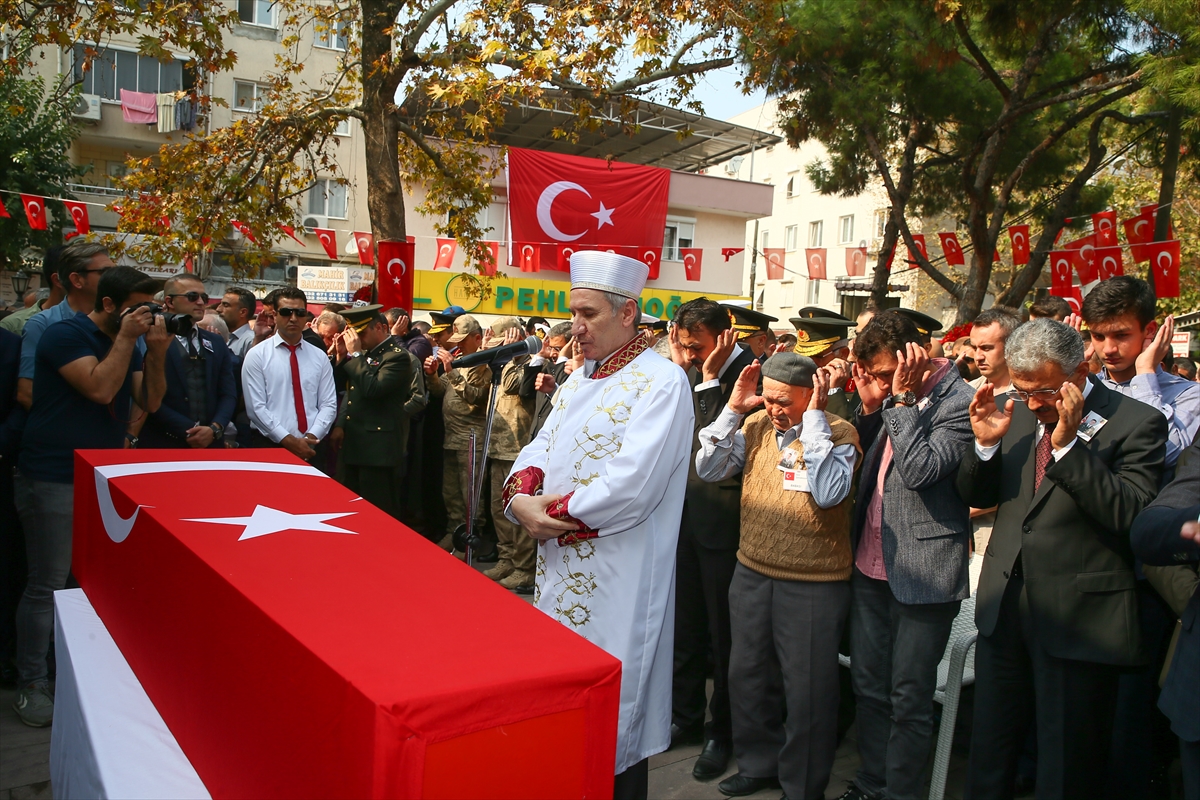 Şehit babaya asker selamıyla veda