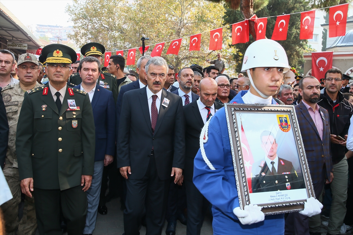 Şehit babaya asker selamıyla veda