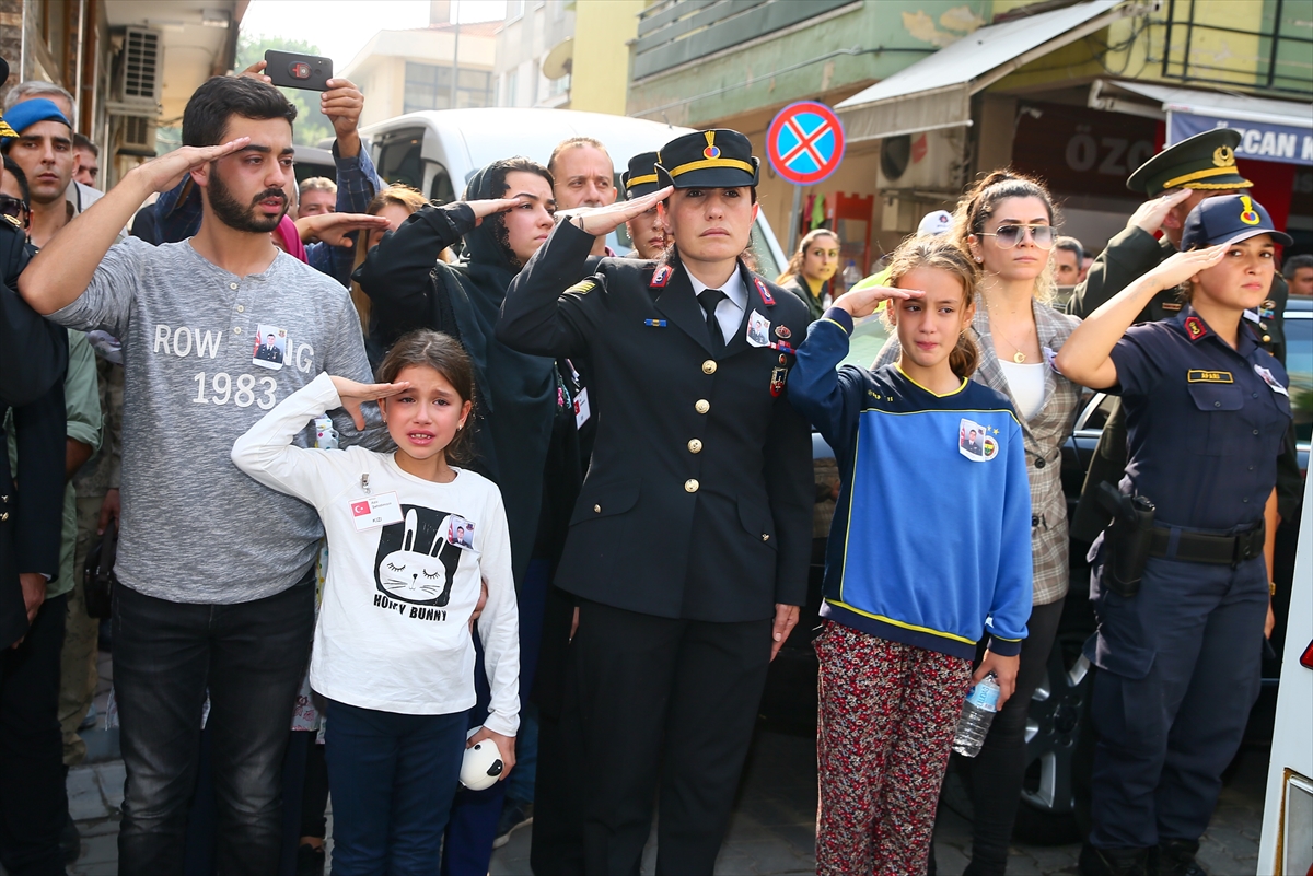 Şehit babaya asker selamıyla veda