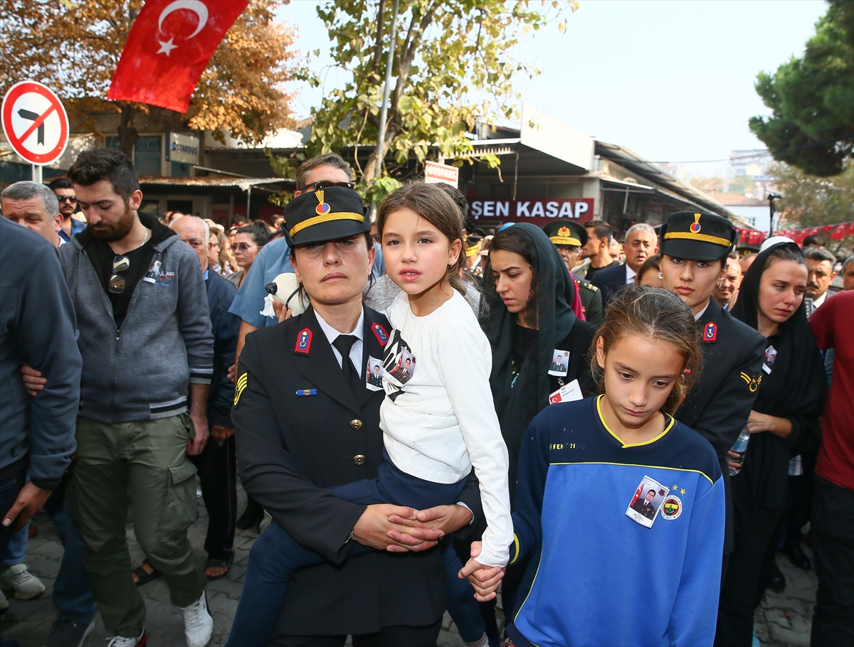 Şehit babaya asker selamıyla veda