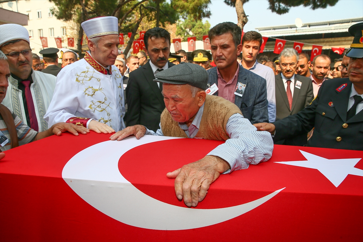 Şehit babaya asker selamıyla veda