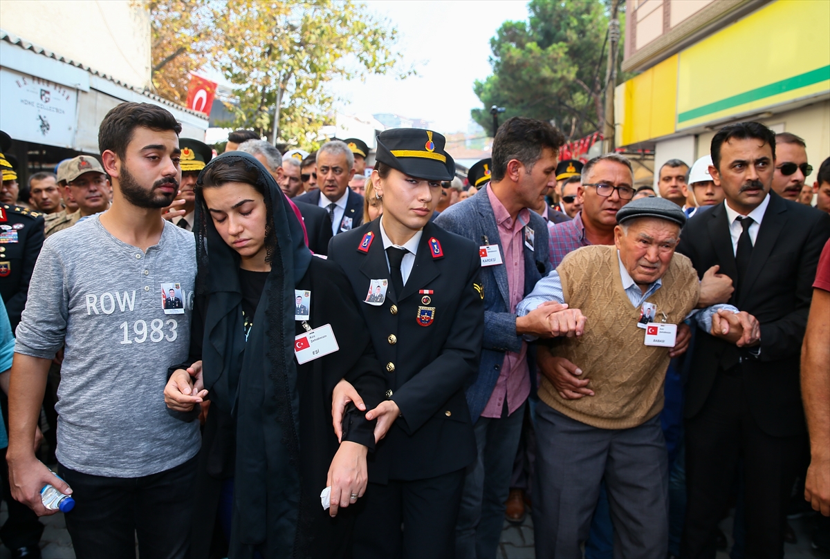 Şehit babaya asker selamıyla veda