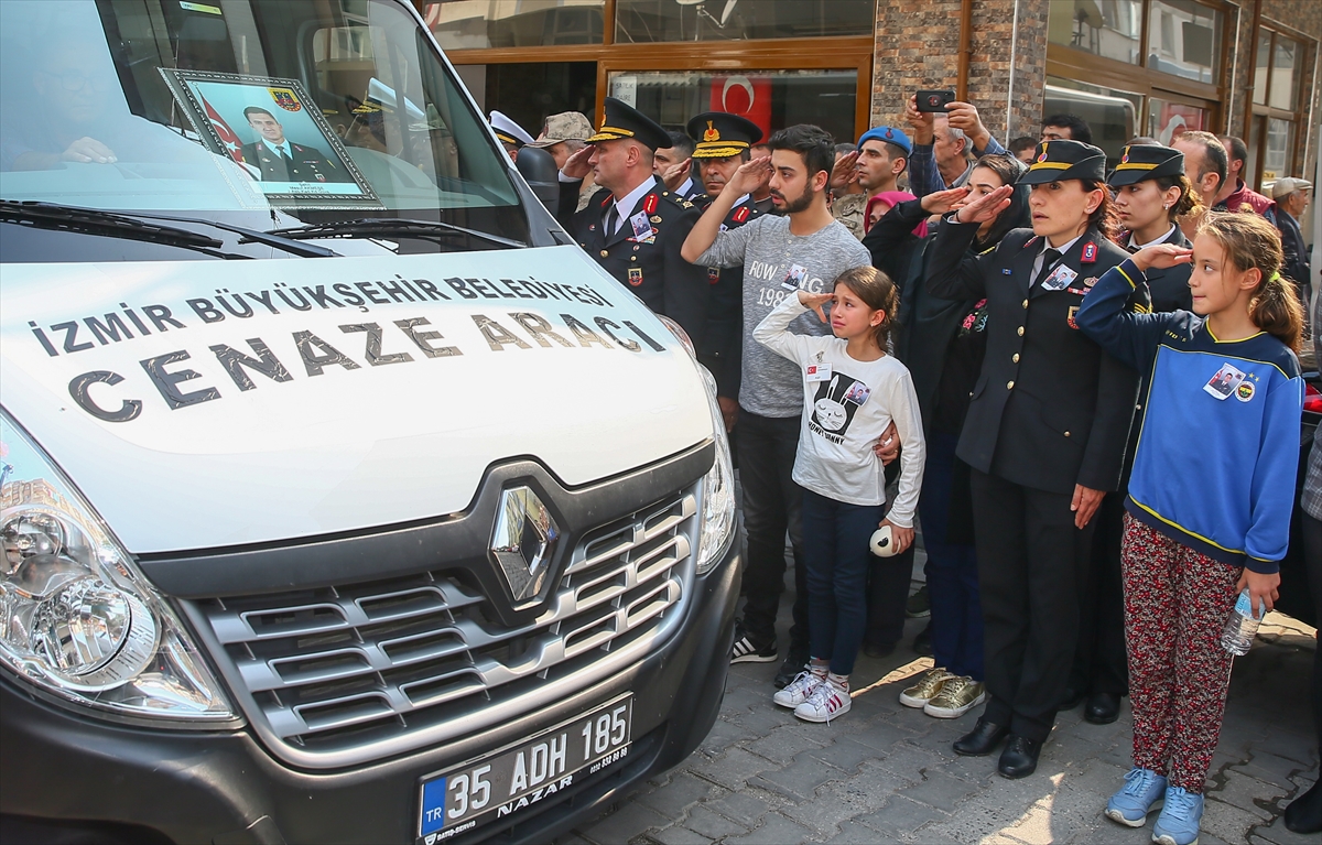 Şehit babaya asker selamıyla veda