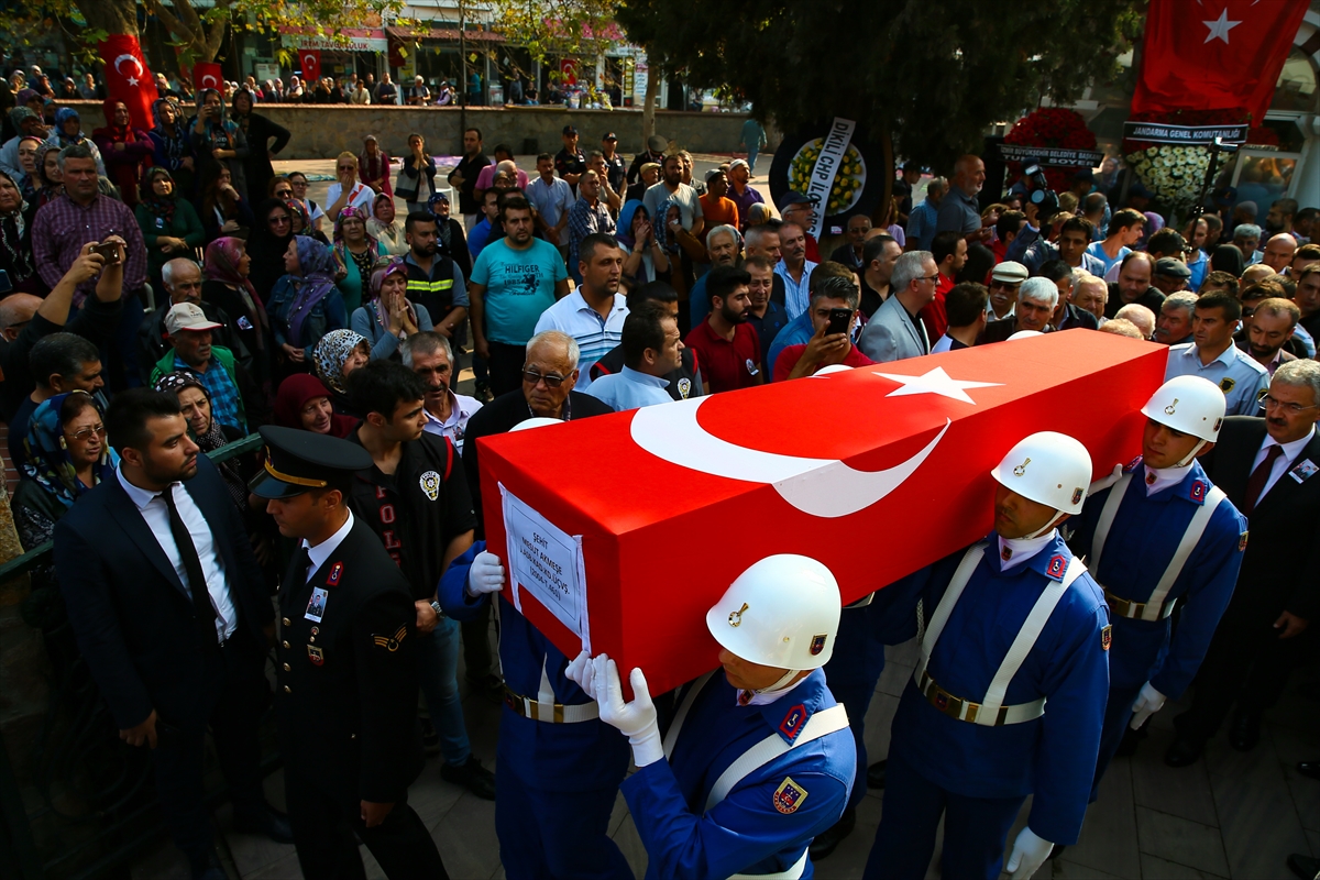 Şehit babaya asker selamıyla veda