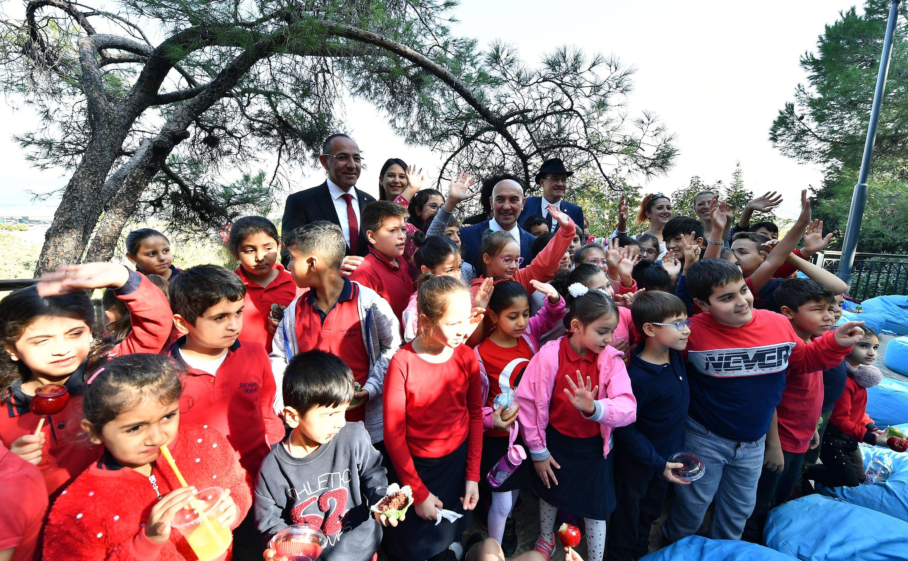 İzmir’in dijital kütüphanesi hizmete açıldı