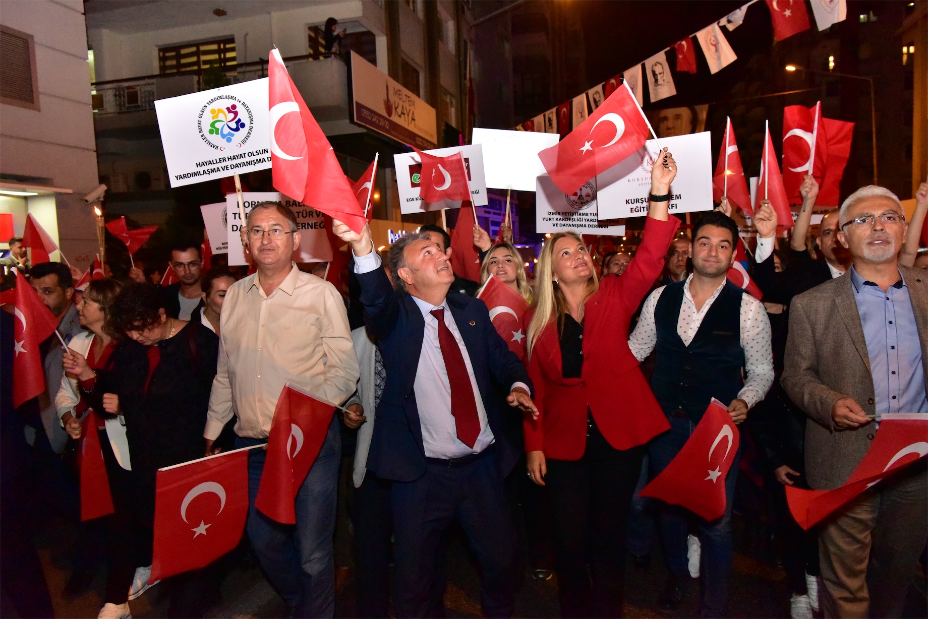 İzmir'i Cumhuriyet coşkusu sardı