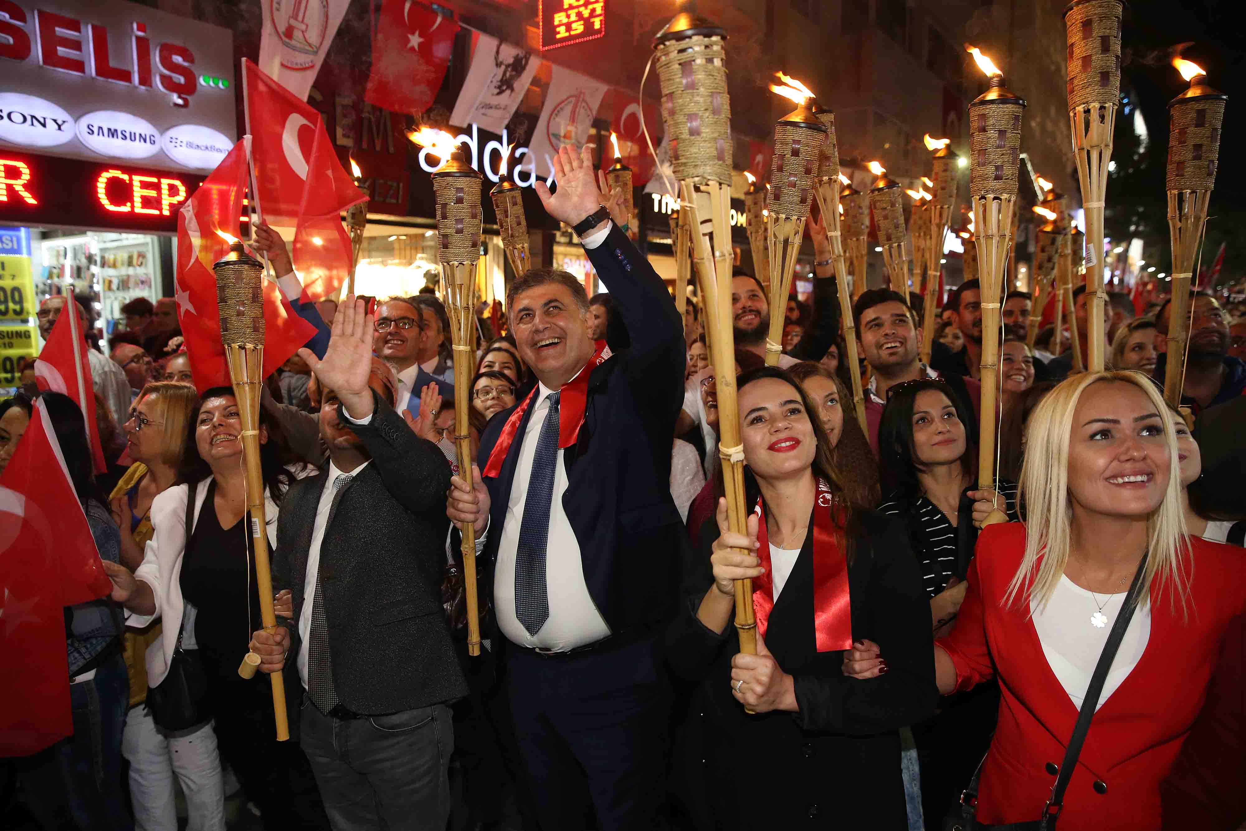 İzmir'i Cumhuriyet coşkusu sardı