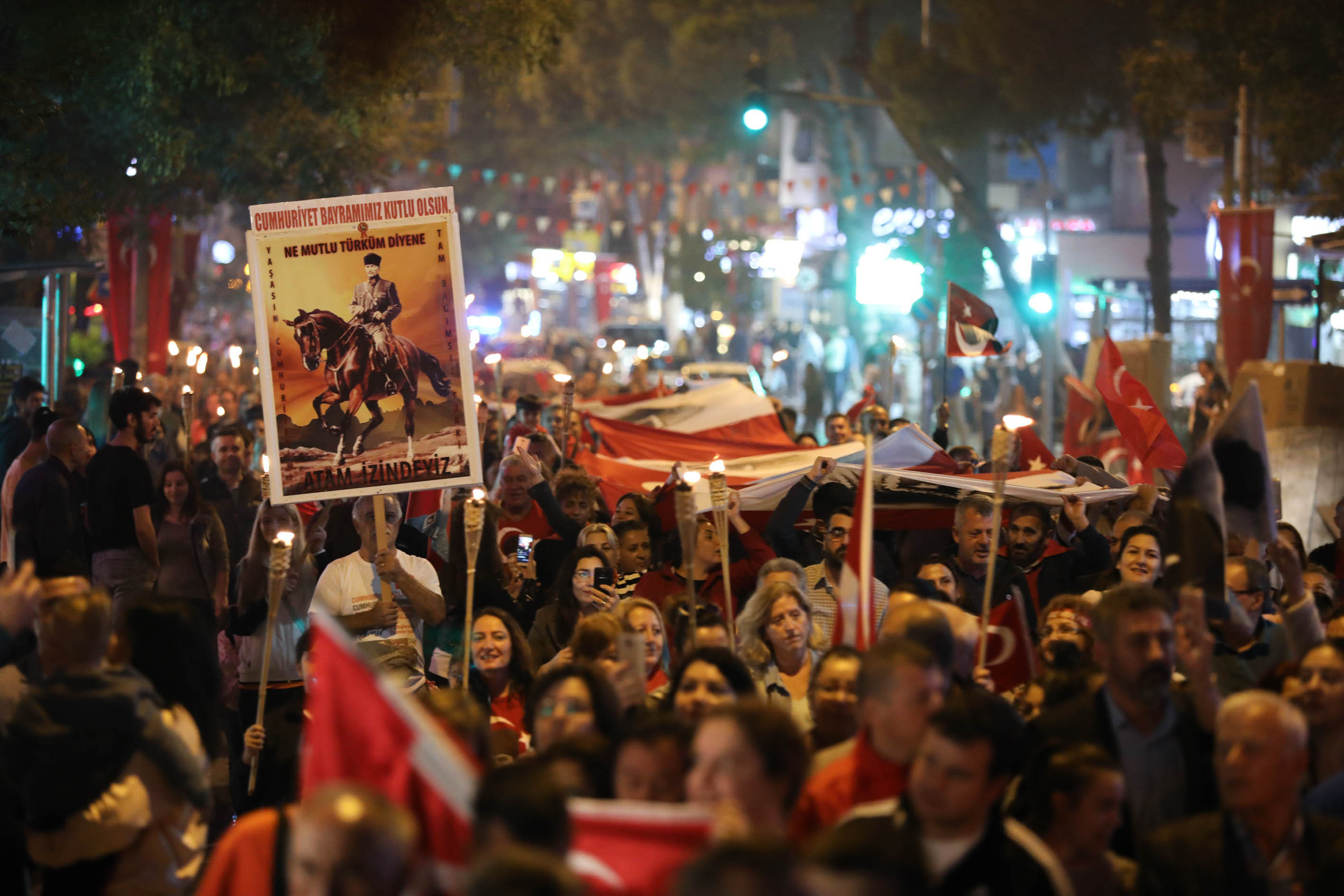 İzmir'i Cumhuriyet coşkusu sardı