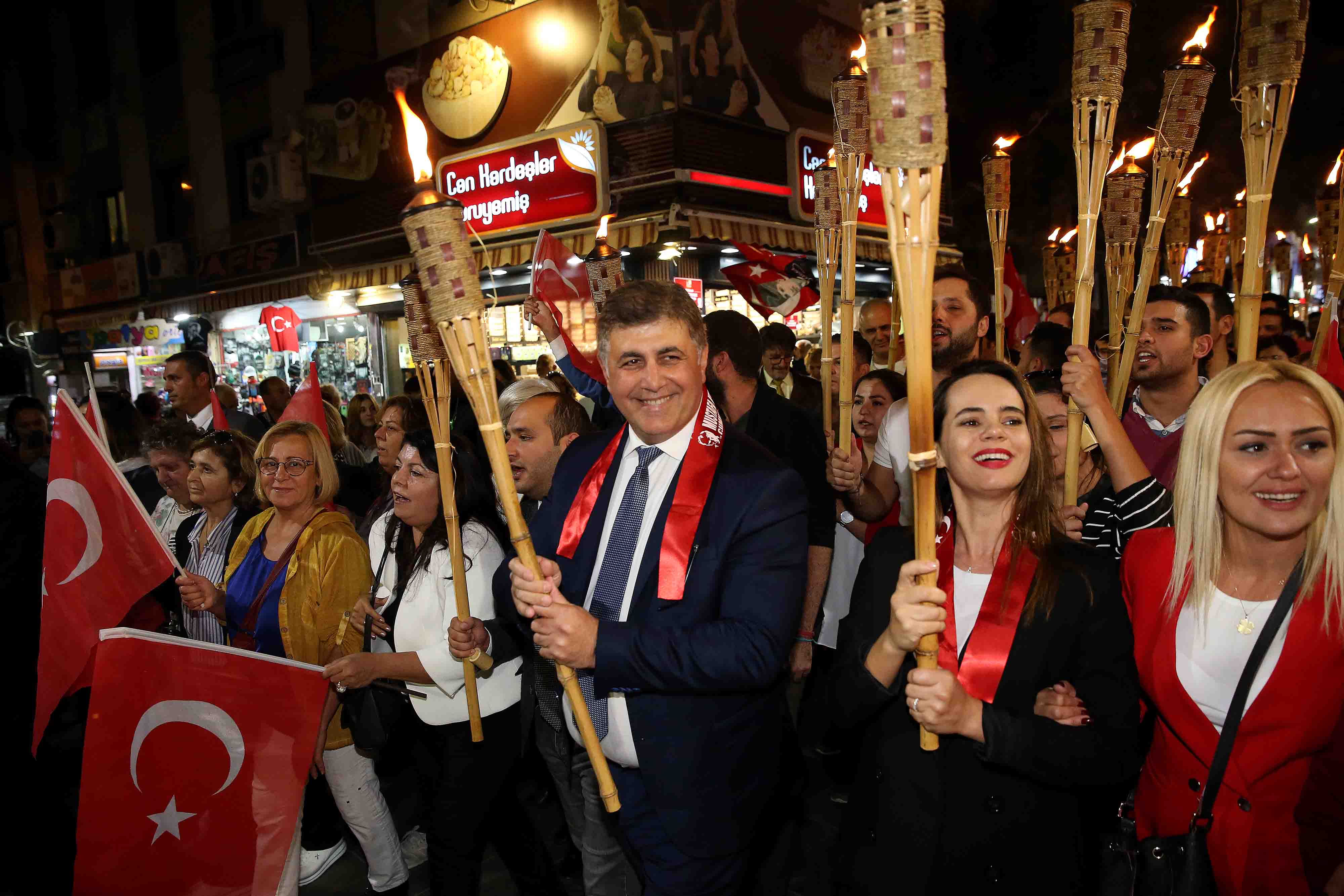 İzmir'i Cumhuriyet coşkusu sardı