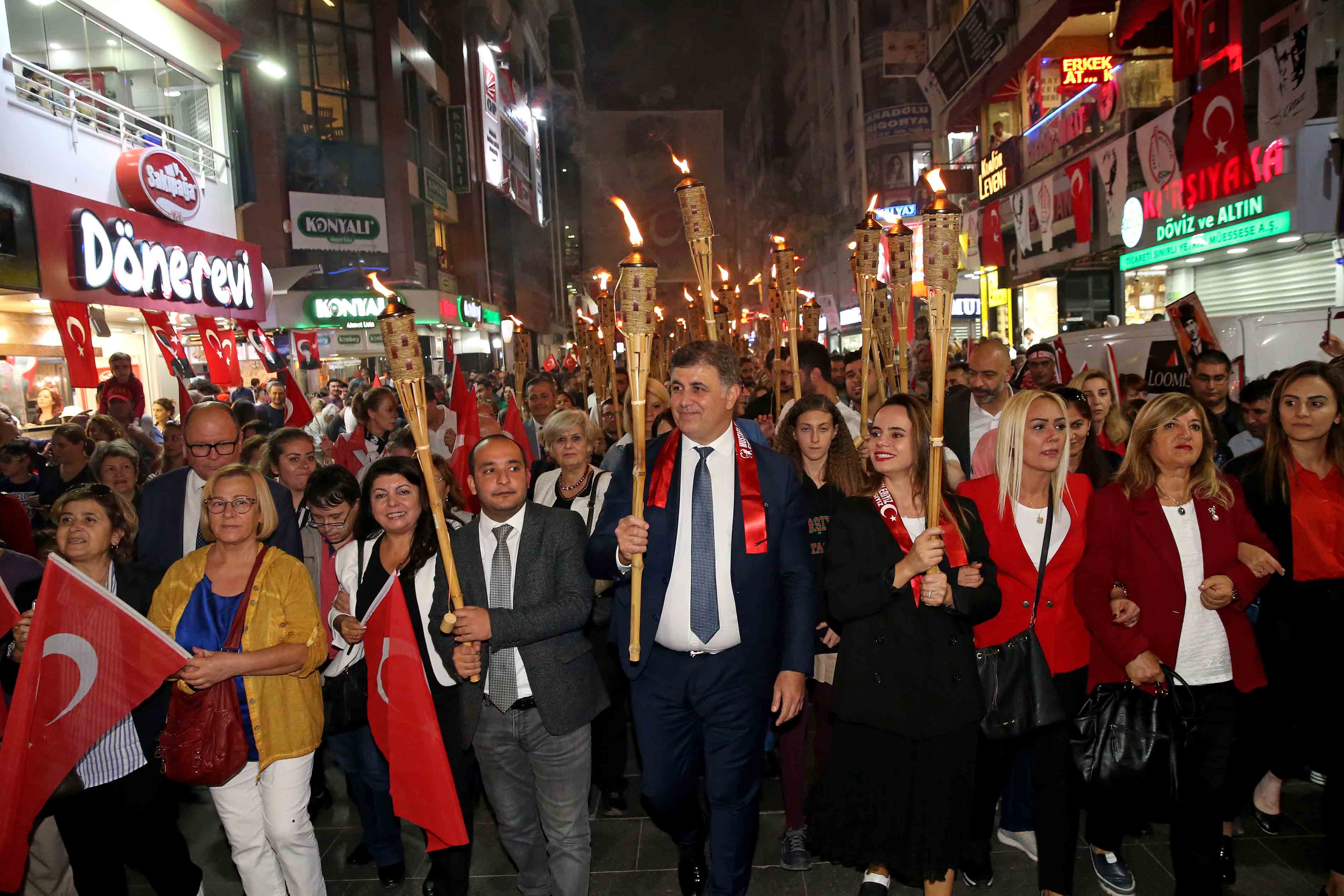 İzmir'i Cumhuriyet coşkusu sardı