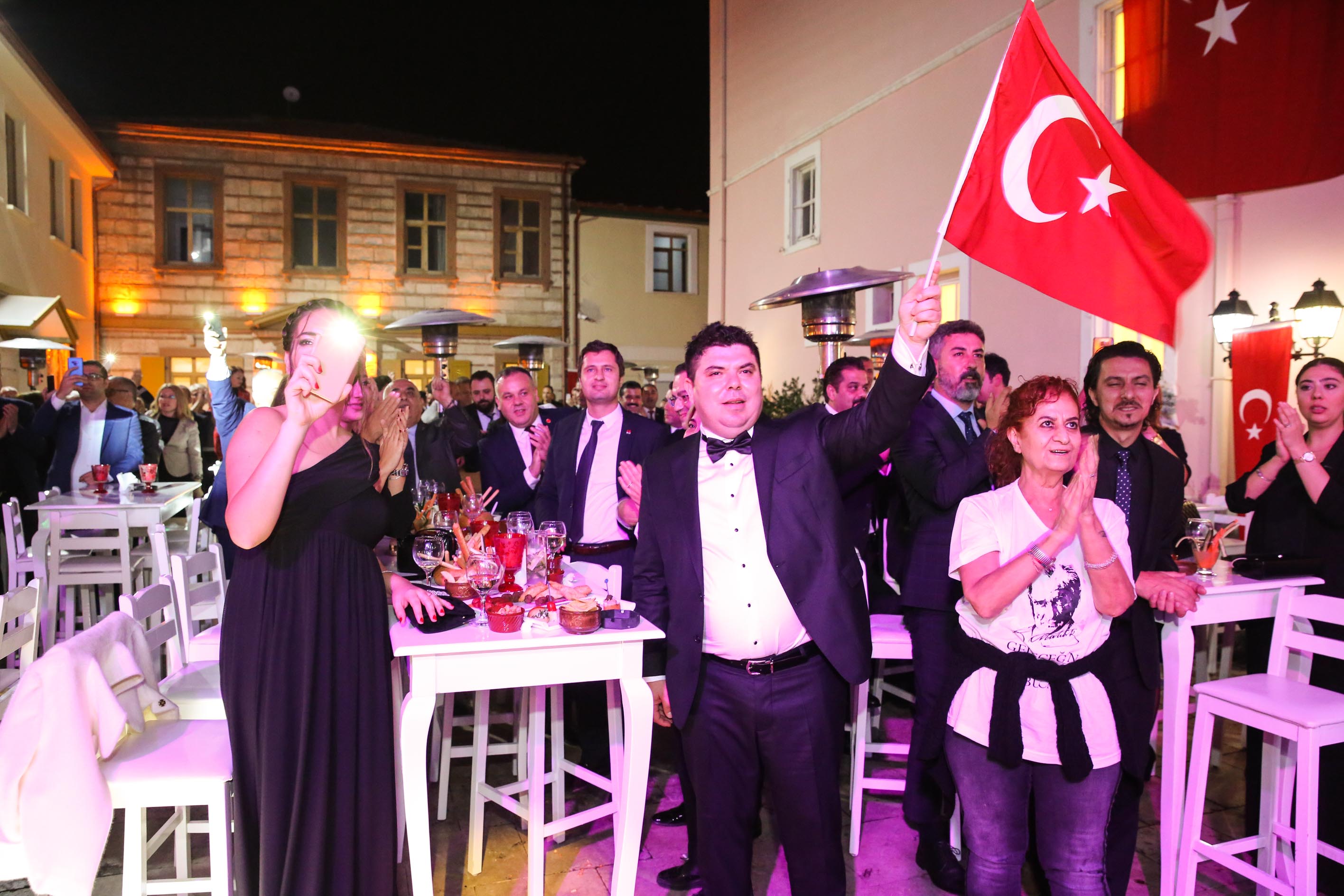 İzmir'i Cumhuriyet coşkusu sardı