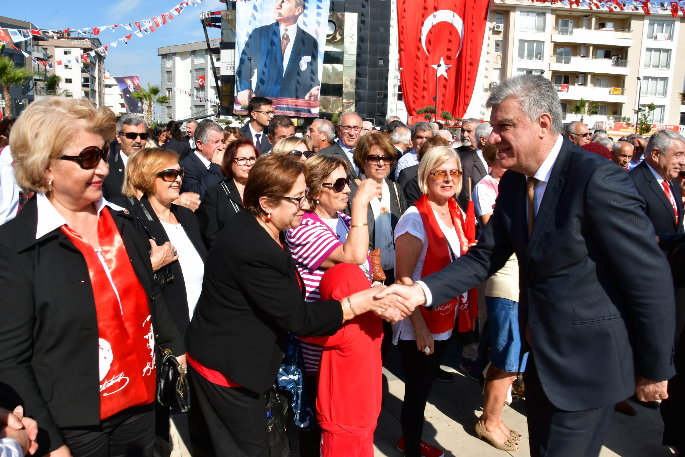 İzmir'i Cumhuriyet coşkusu sardı