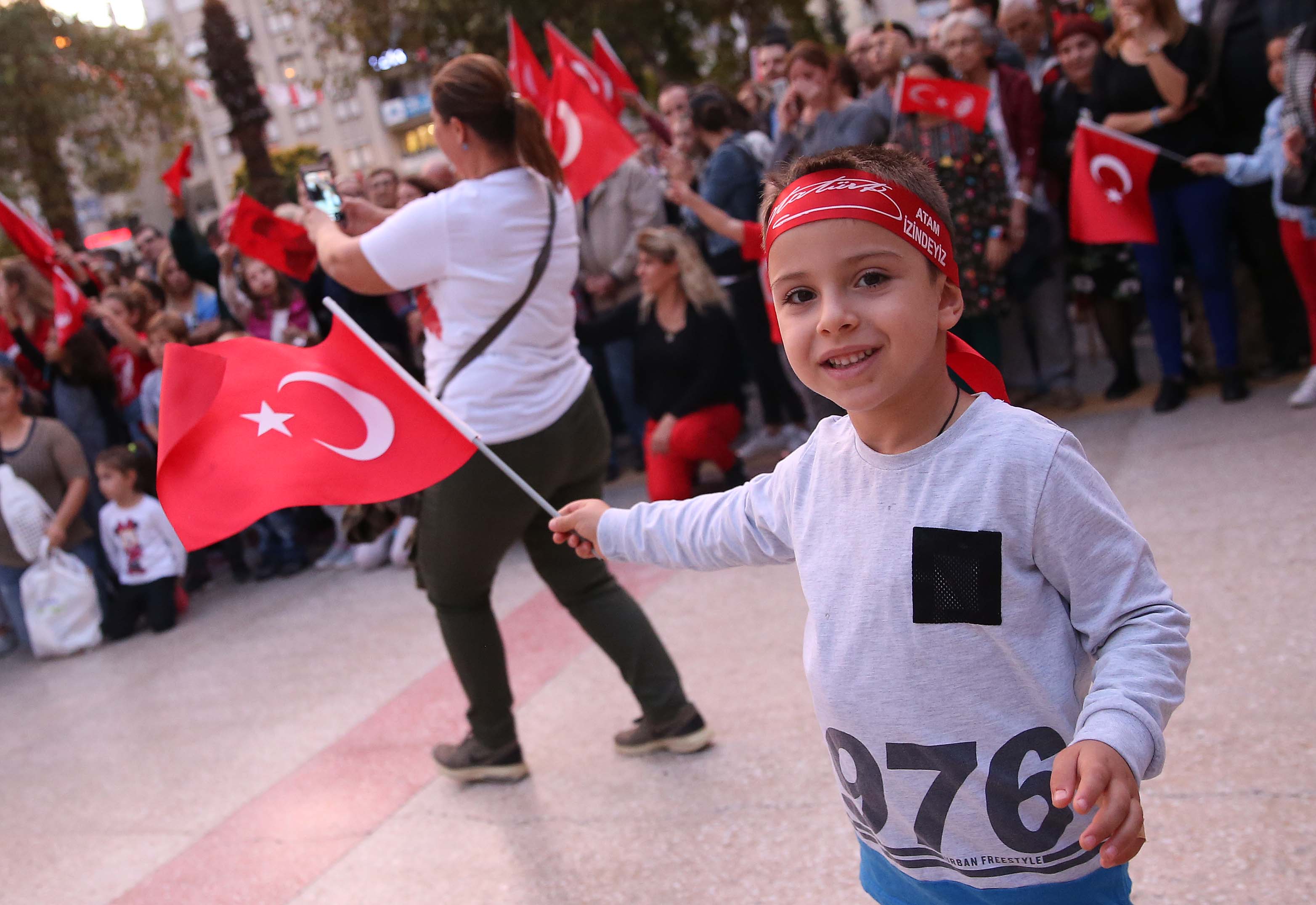 İzmir'i Cumhuriyet coşkusu sardı