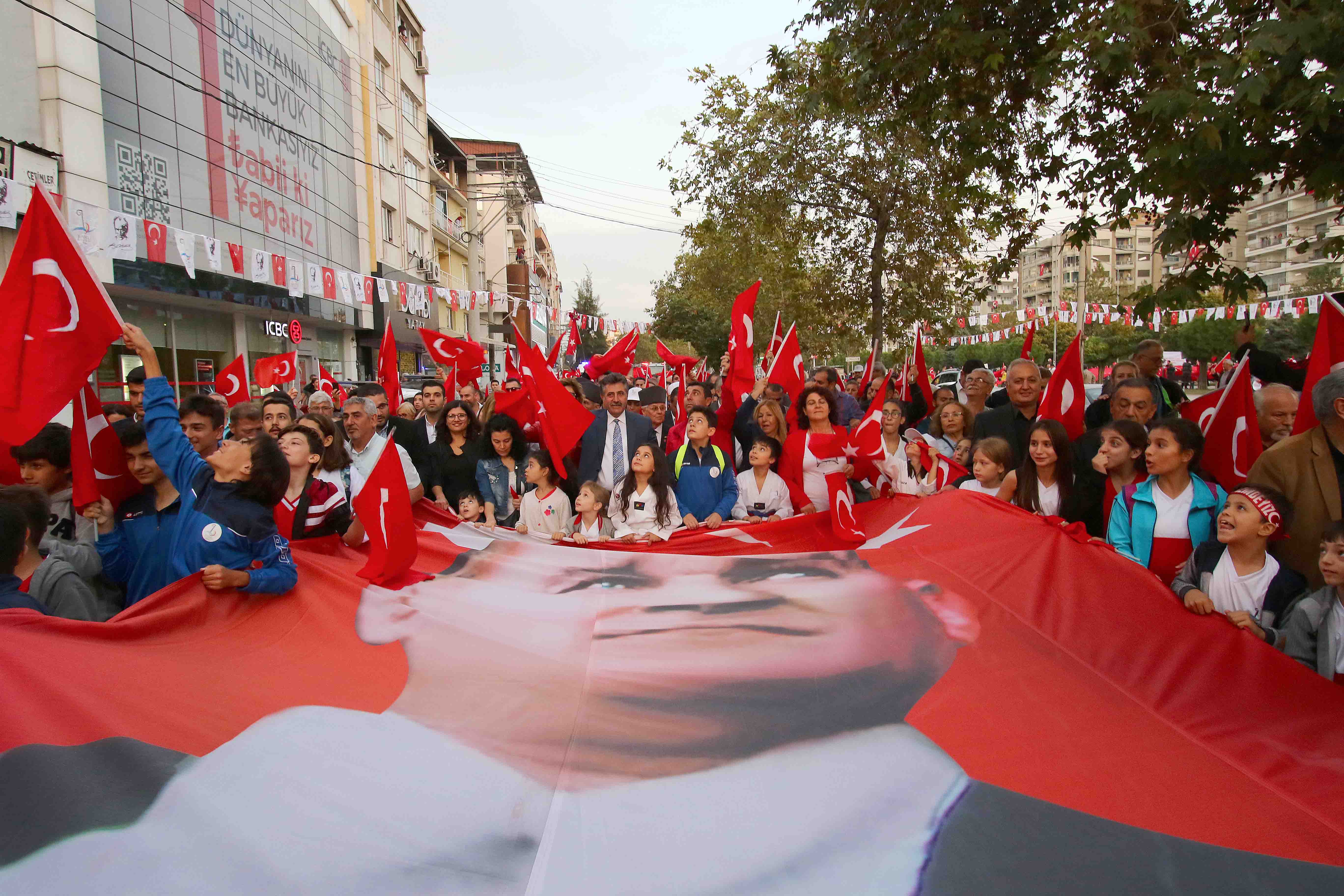 İzmir'i Cumhuriyet coşkusu sardı