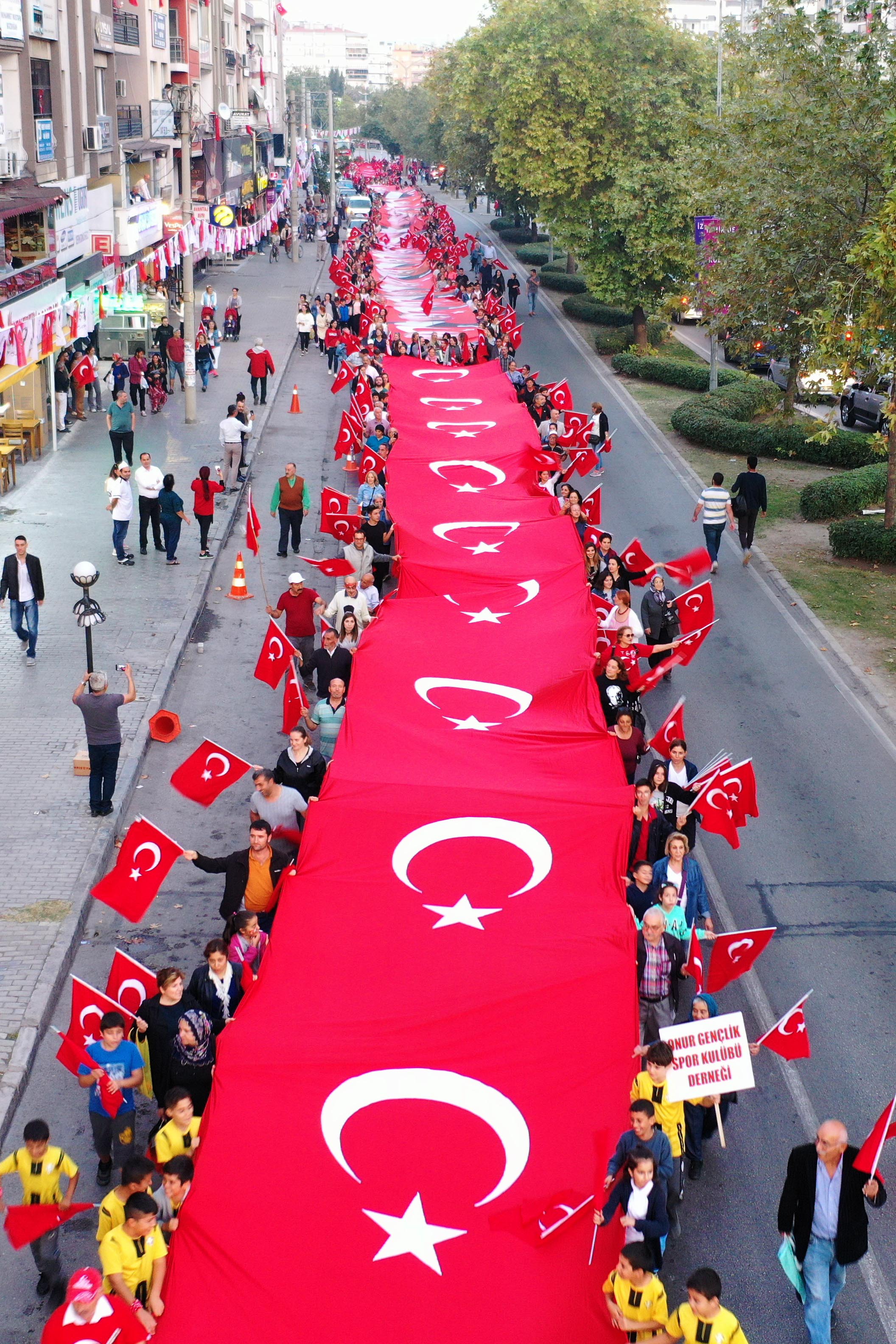 İzmir'i Cumhuriyet coşkusu sardı