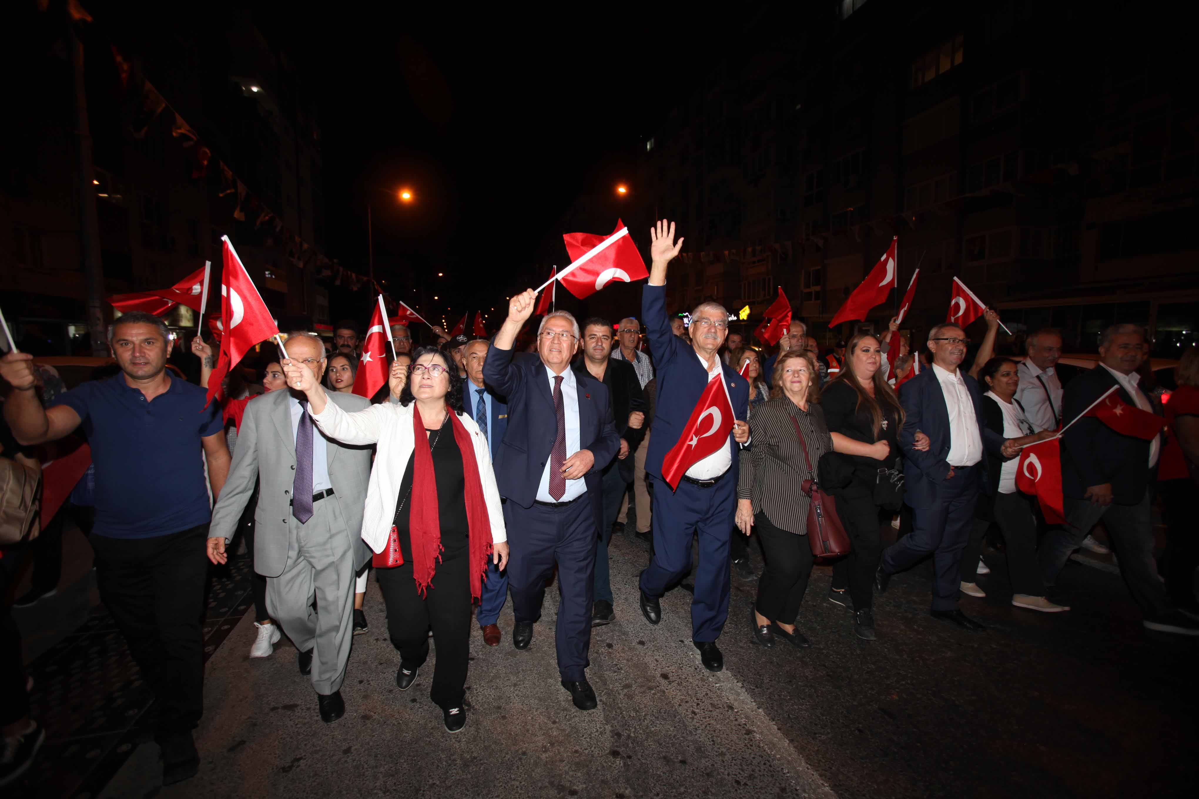 İzmir'i Cumhuriyet coşkusu sardı