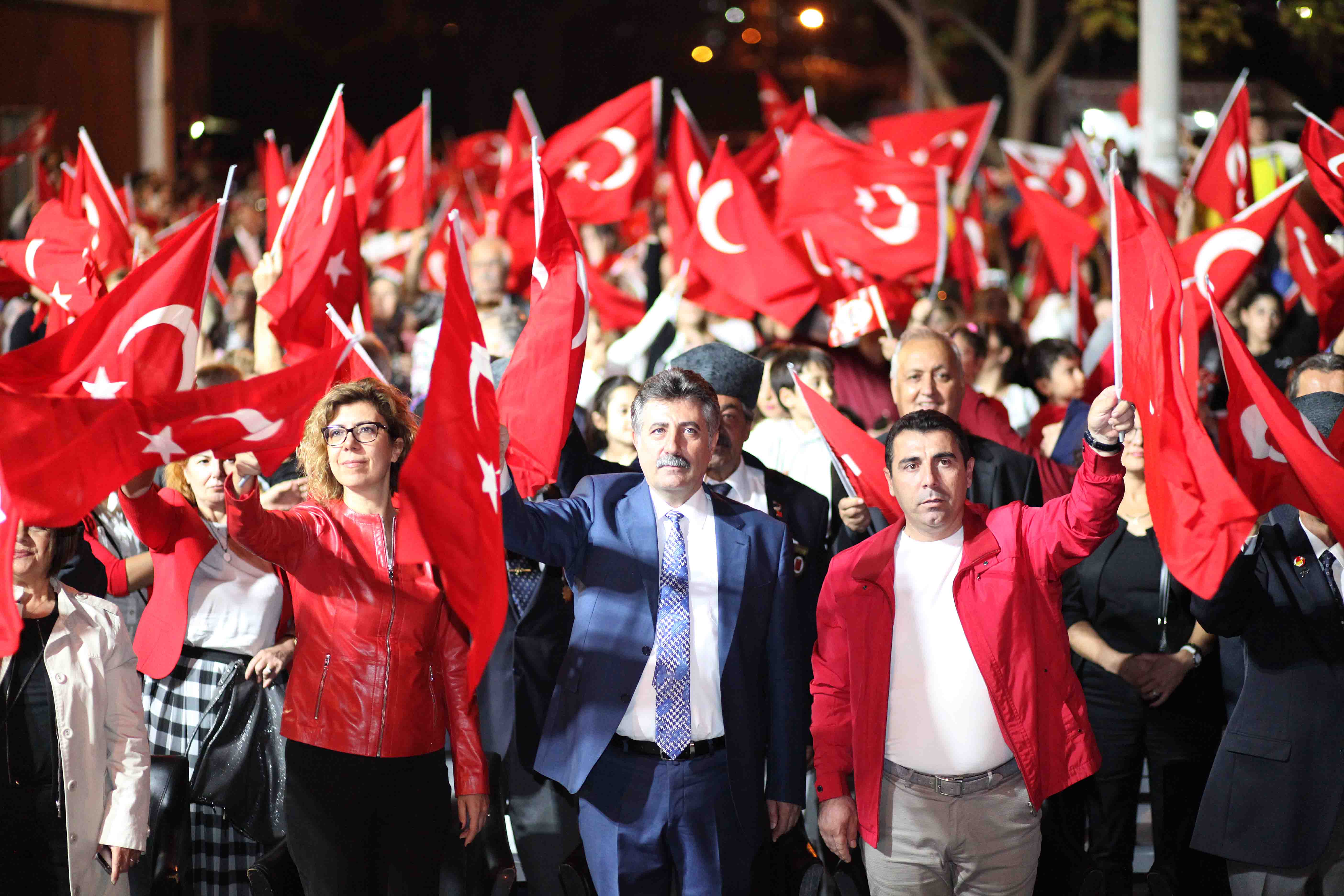 İzmir'i Cumhuriyet coşkusu sardı