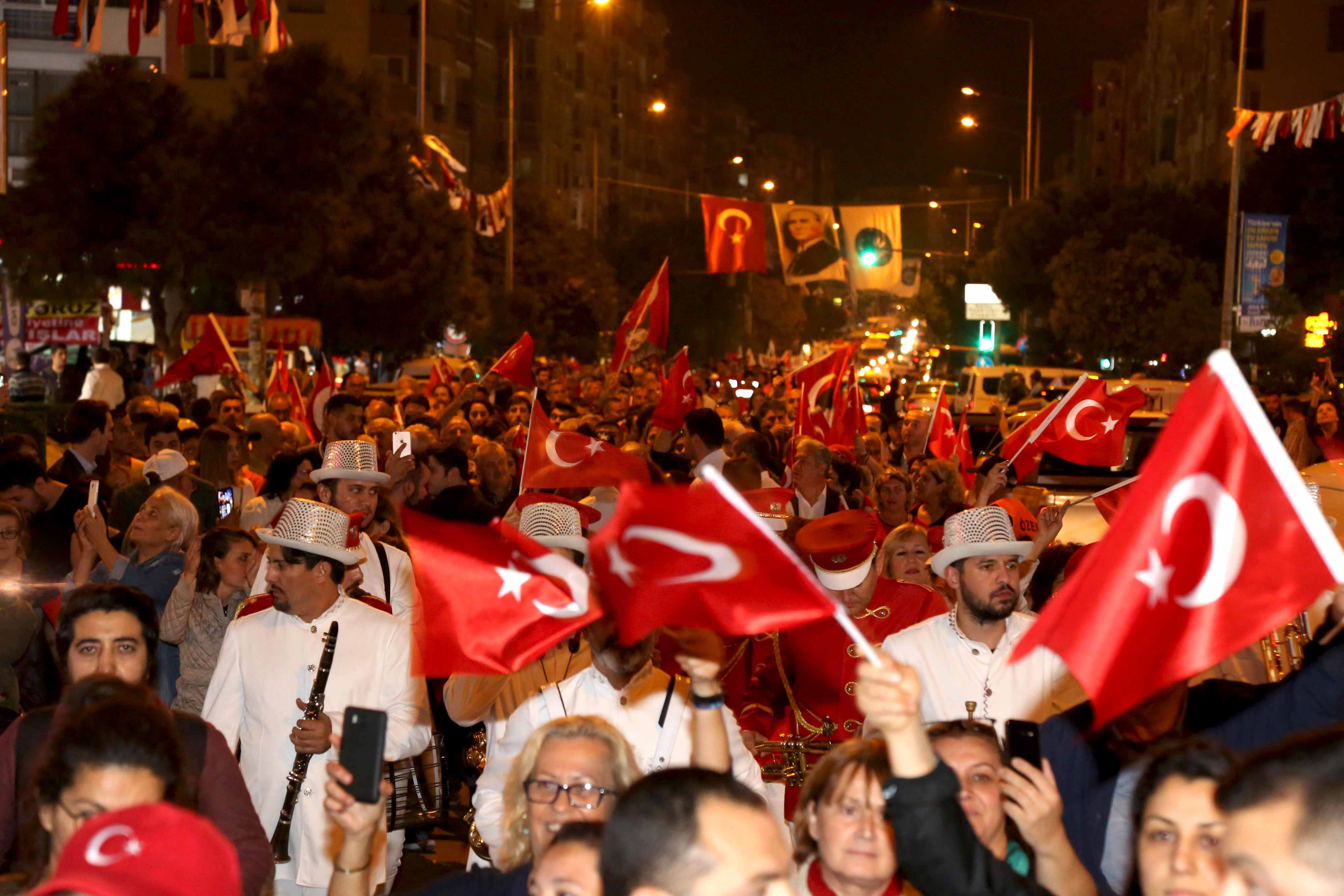 İzmir'i Cumhuriyet coşkusu sardı