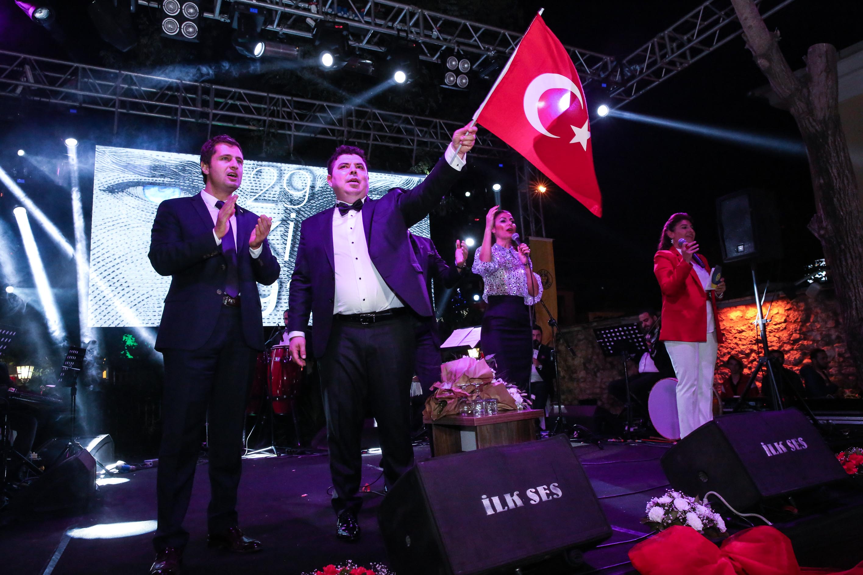 İzmir'i Cumhuriyet coşkusu sardı