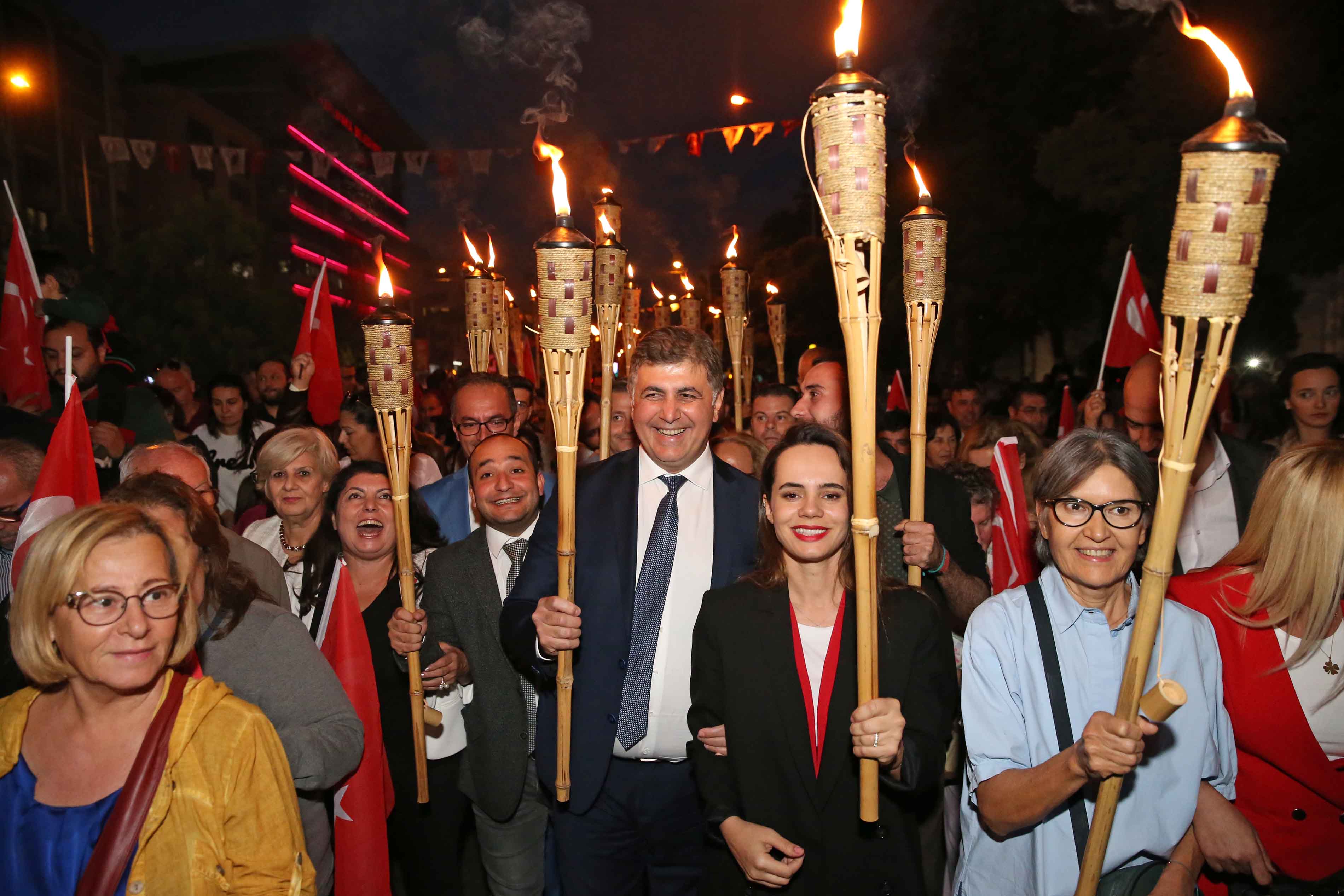 İzmir'i Cumhuriyet coşkusu sardı