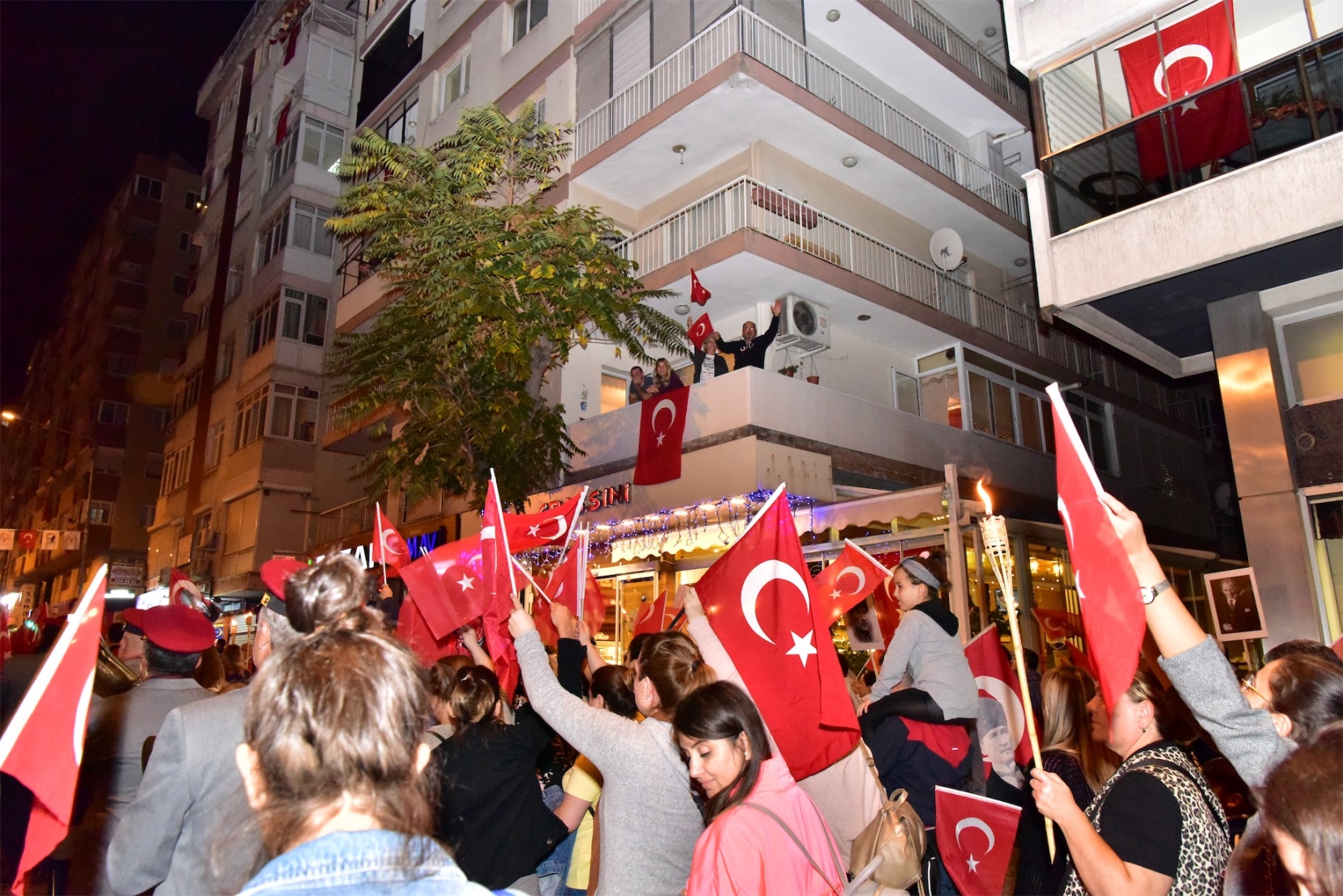 İzmir'i Cumhuriyet coşkusu sardı