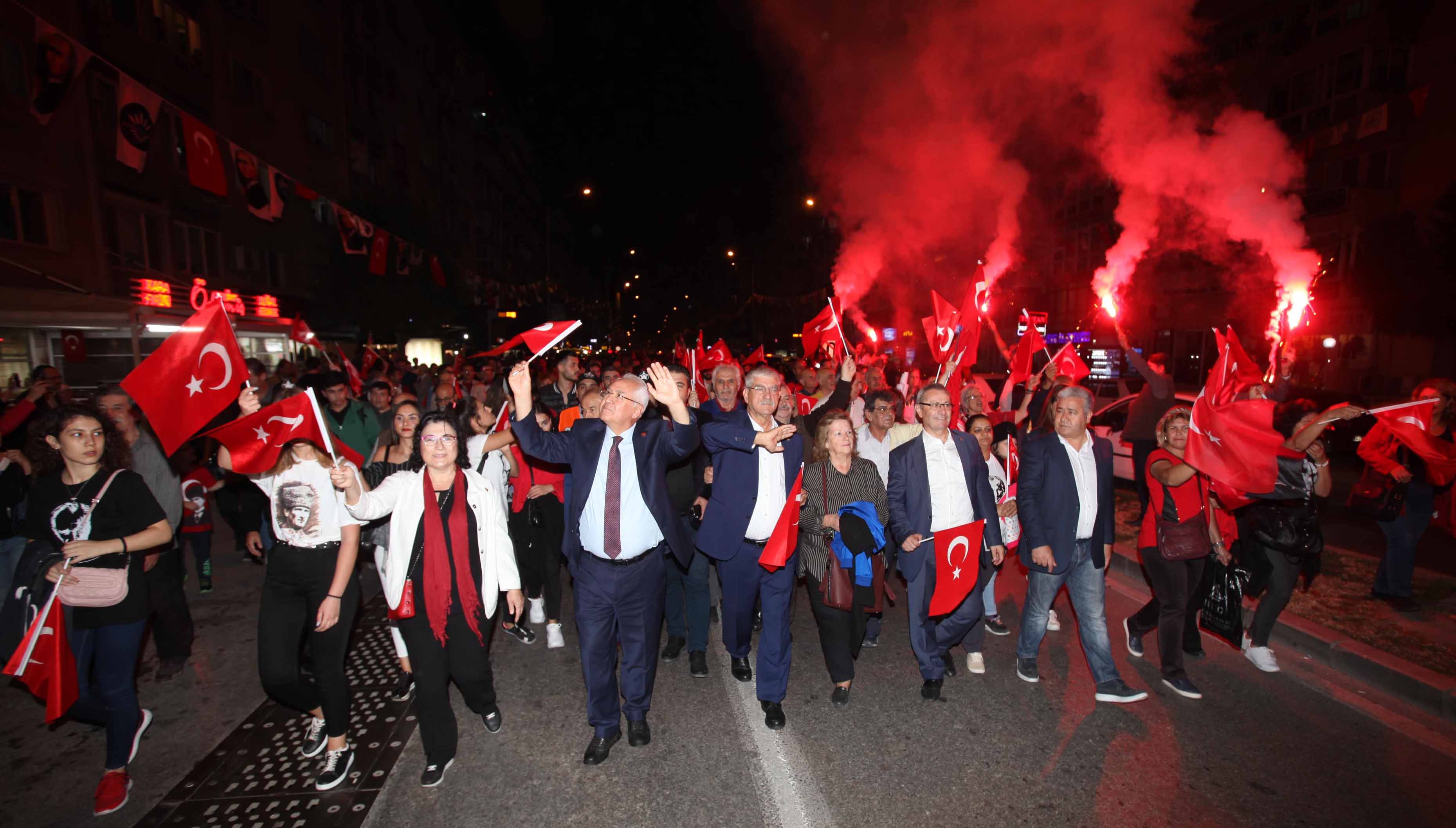 İzmir'i Cumhuriyet coşkusu sardı