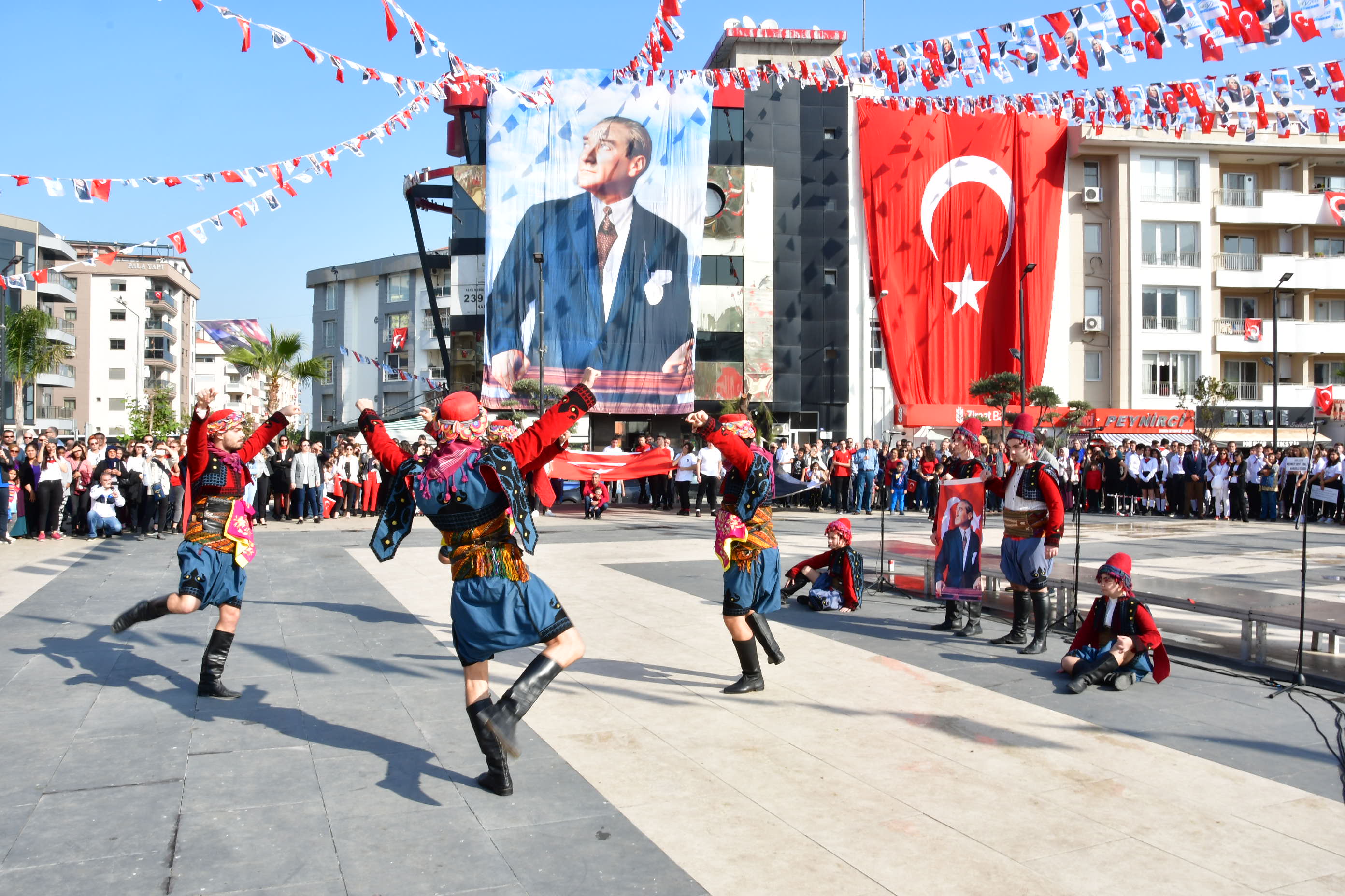 İzmir'i Cumhuriyet coşkusu sardı