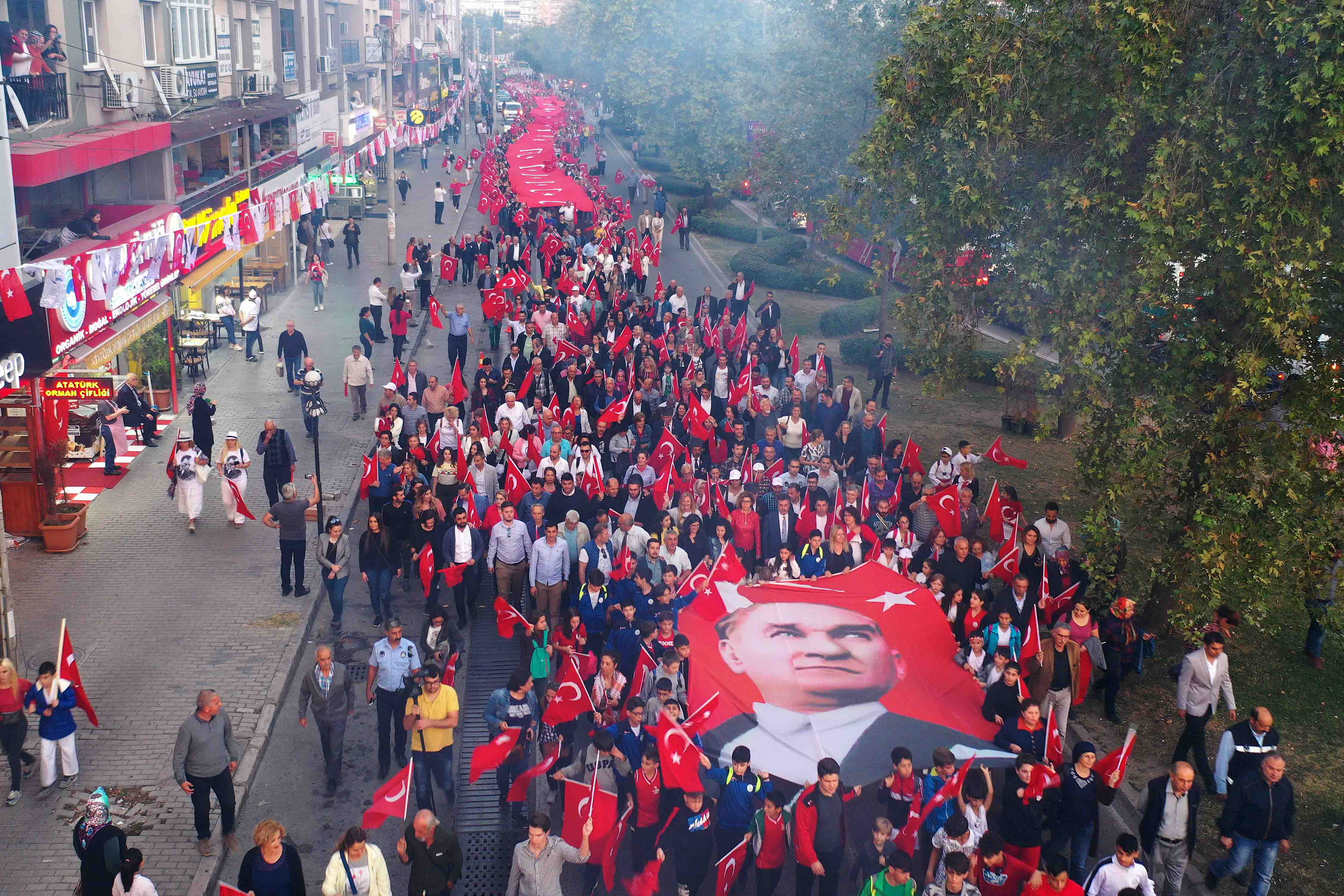 İzmir'i Cumhuriyet coşkusu sardı