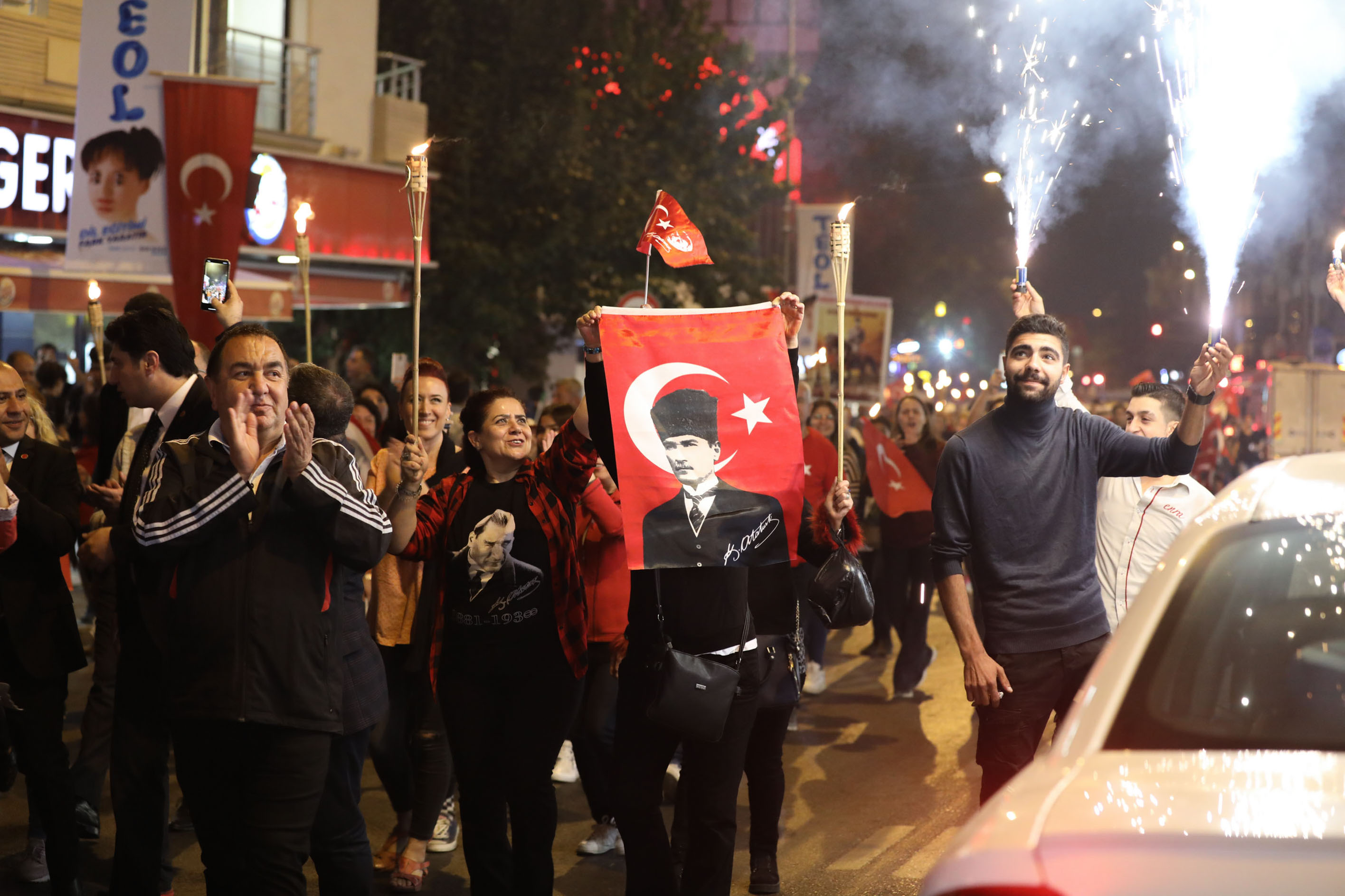 İzmir'i Cumhuriyet coşkusu sardı