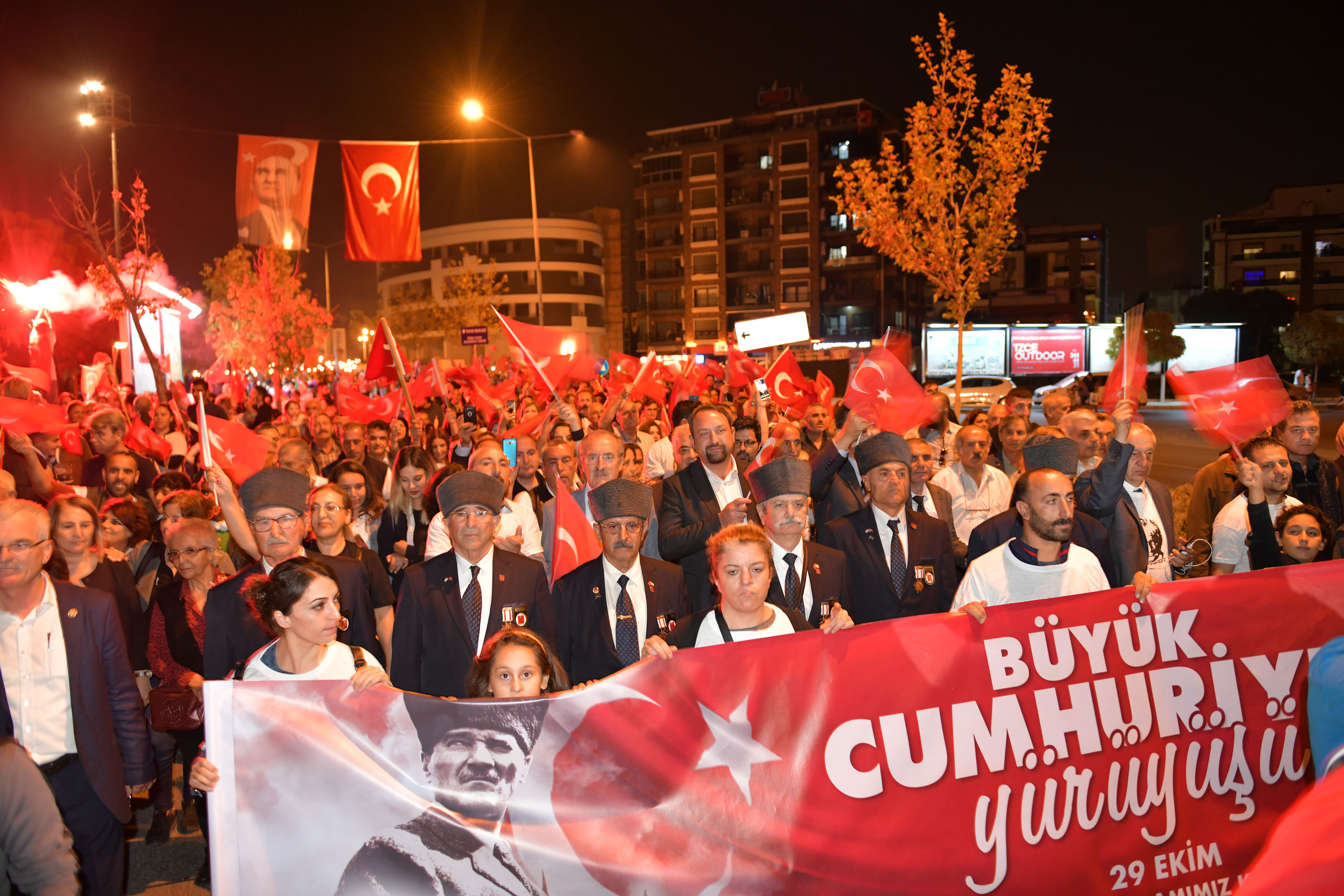 İzmir'i Cumhuriyet coşkusu sardı