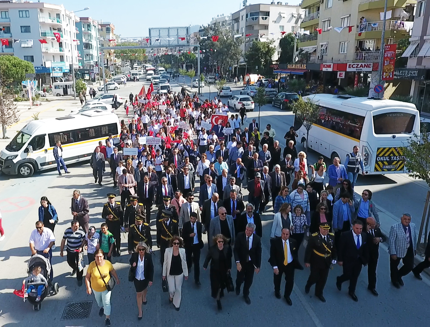 İzmir'i Cumhuriyet coşkusu sardı