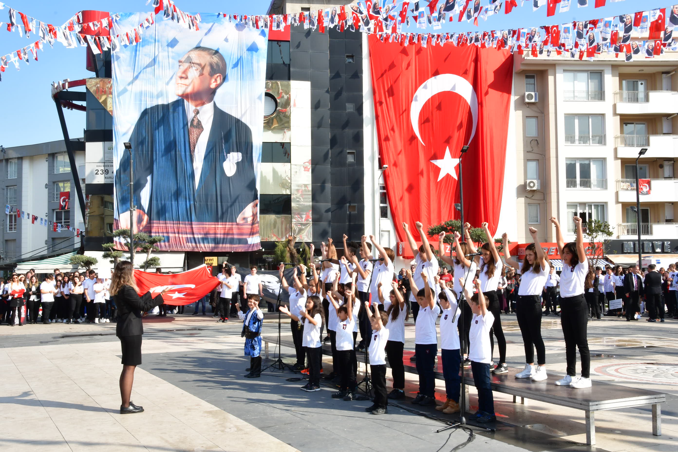 İzmir'i Cumhuriyet coşkusu sardı