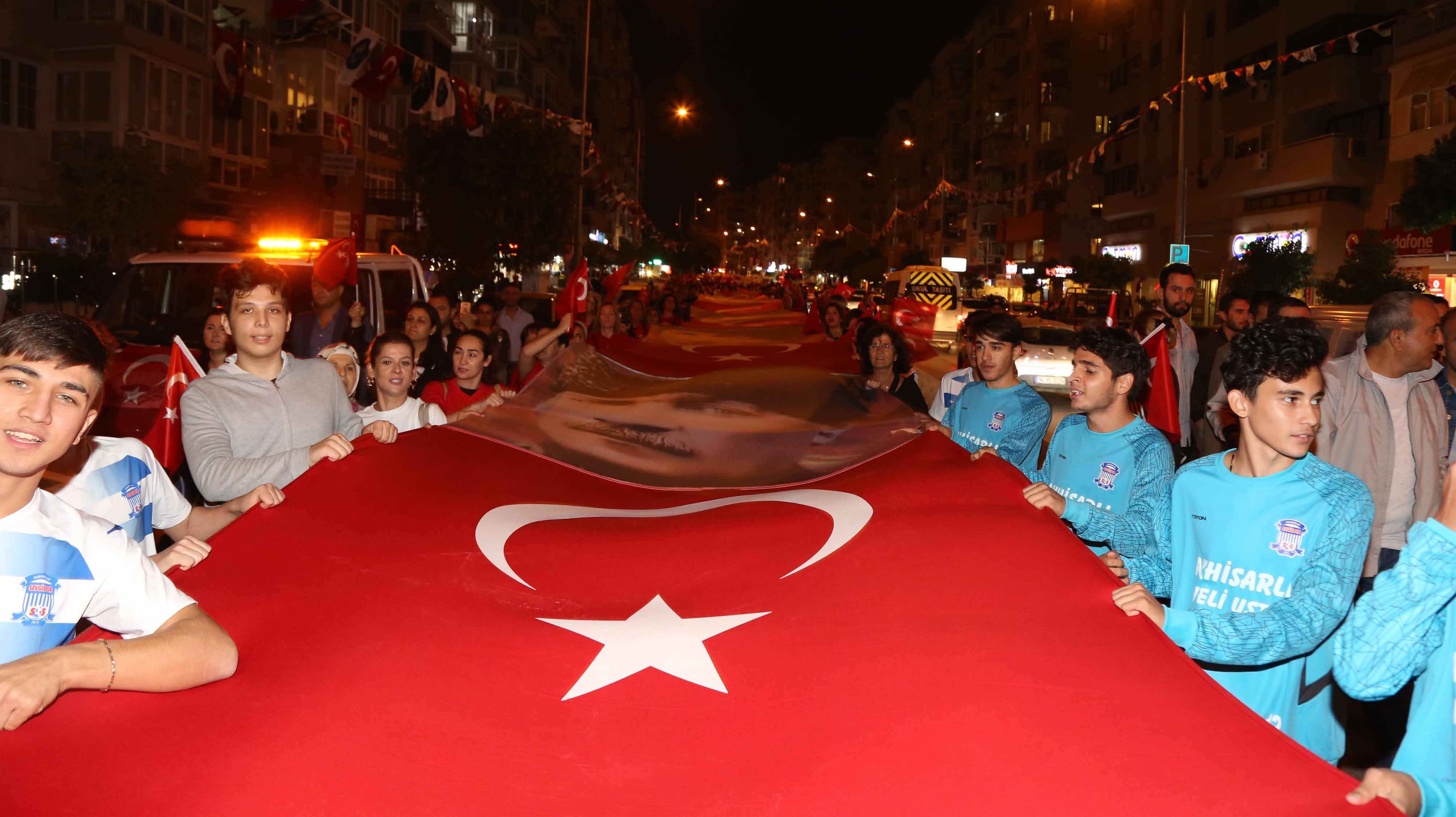 İzmir'i Cumhuriyet coşkusu sardı