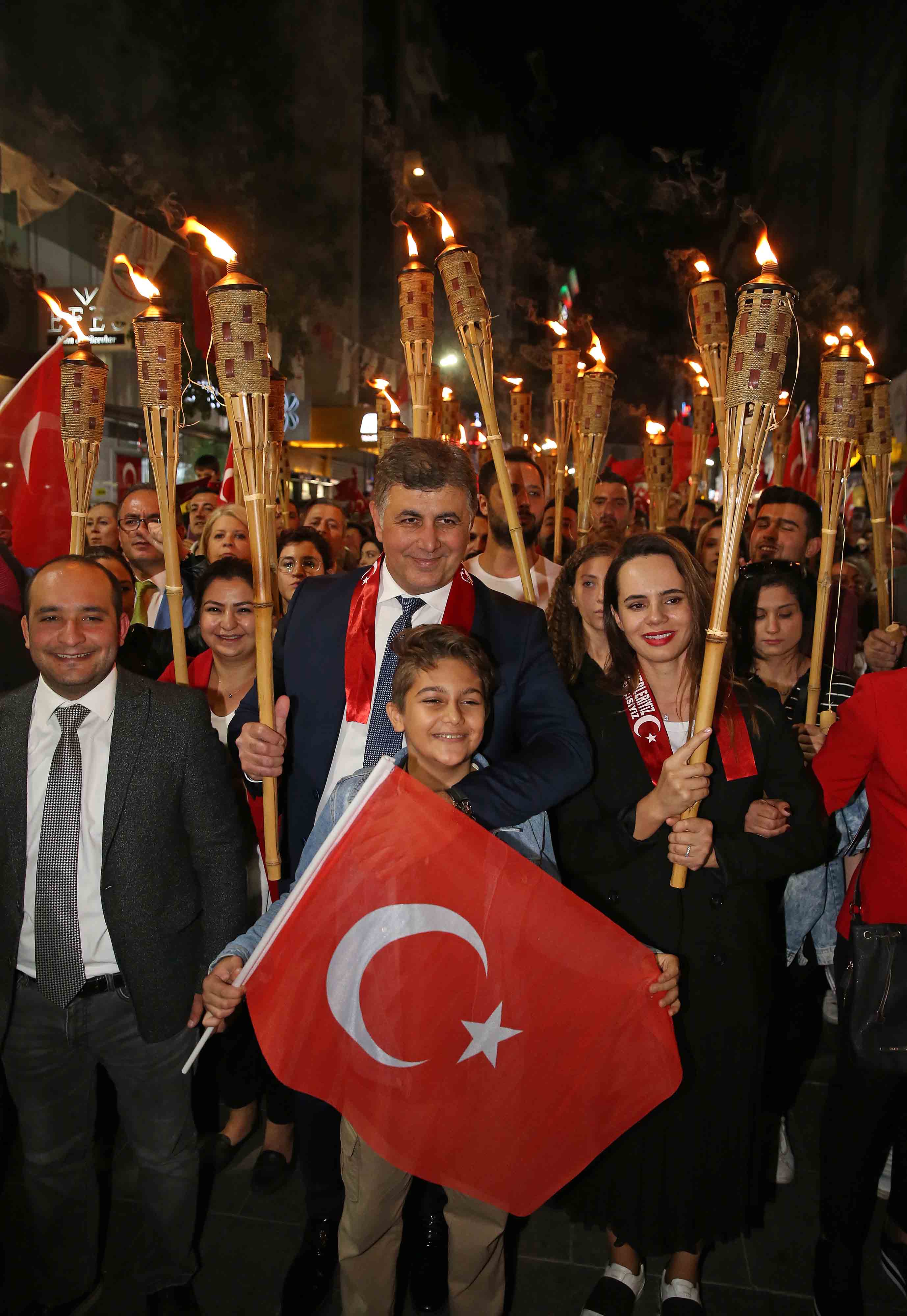 İzmir'i Cumhuriyet coşkusu sardı