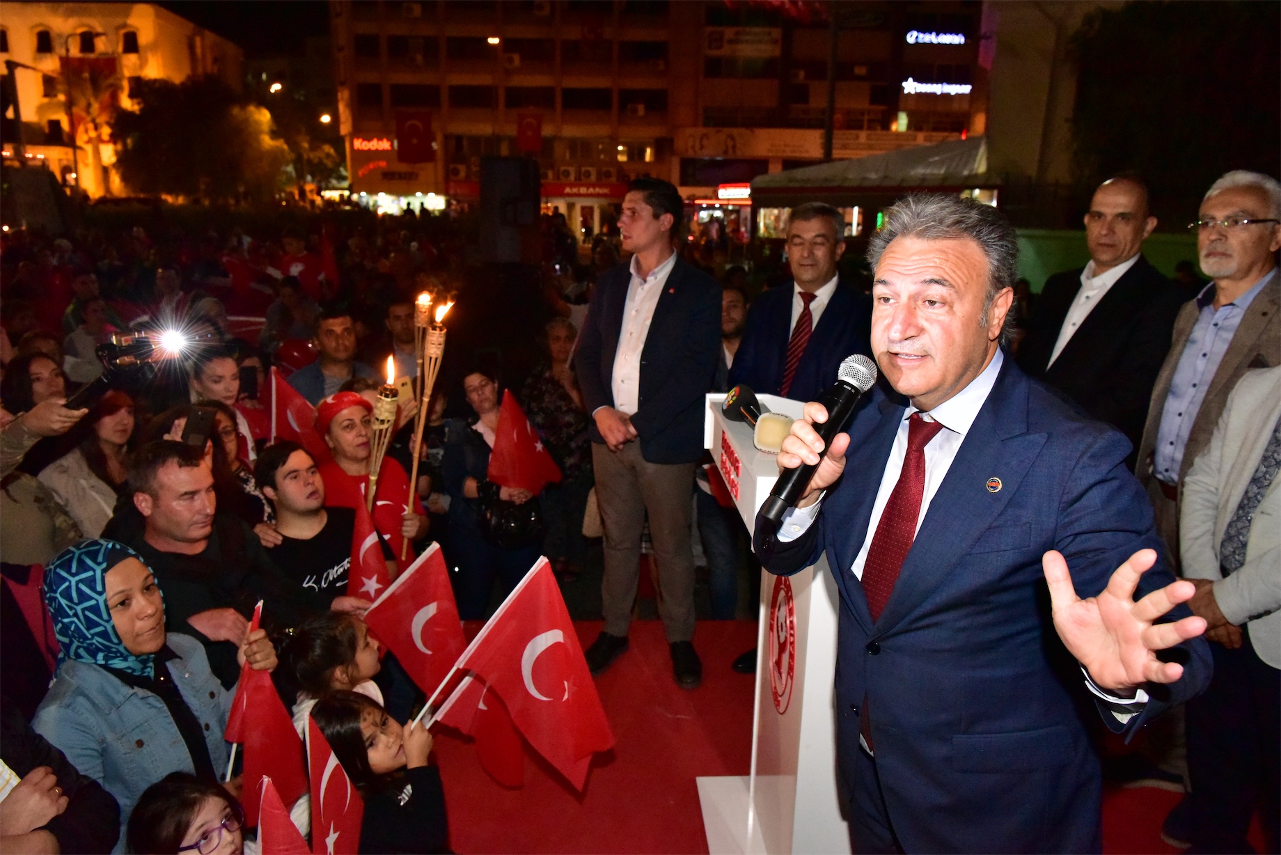 İzmir'i Cumhuriyet coşkusu sardı