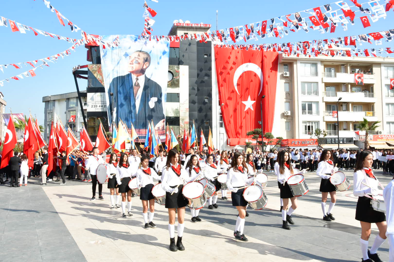 İzmir'i Cumhuriyet coşkusu sardı