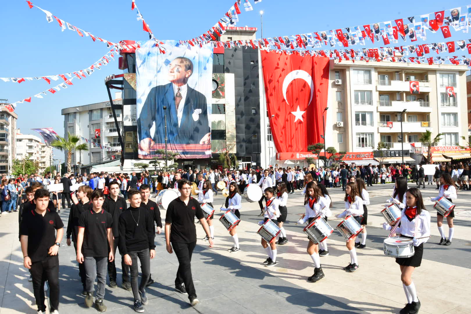 İzmir'i Cumhuriyet coşkusu sardı