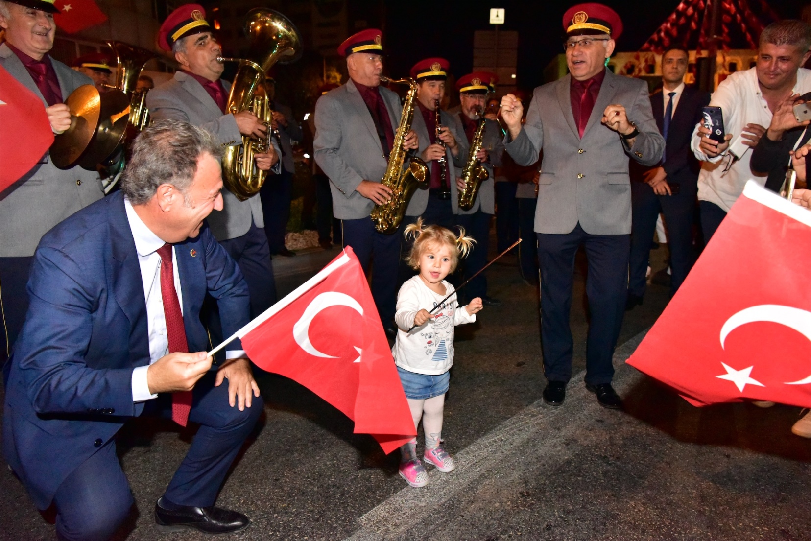 İzmir'i Cumhuriyet coşkusu sardı