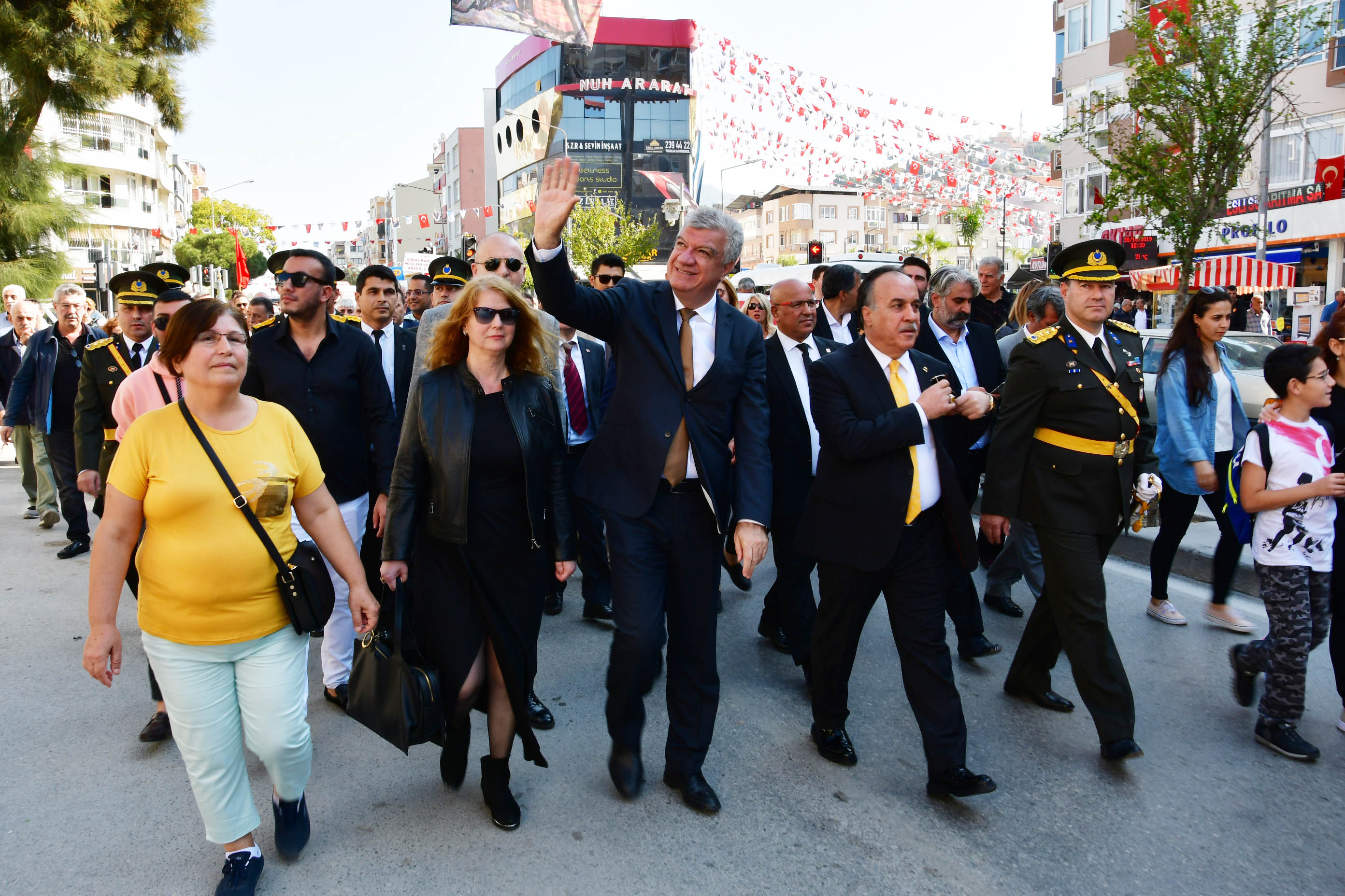 İzmir'i Cumhuriyet coşkusu sardı