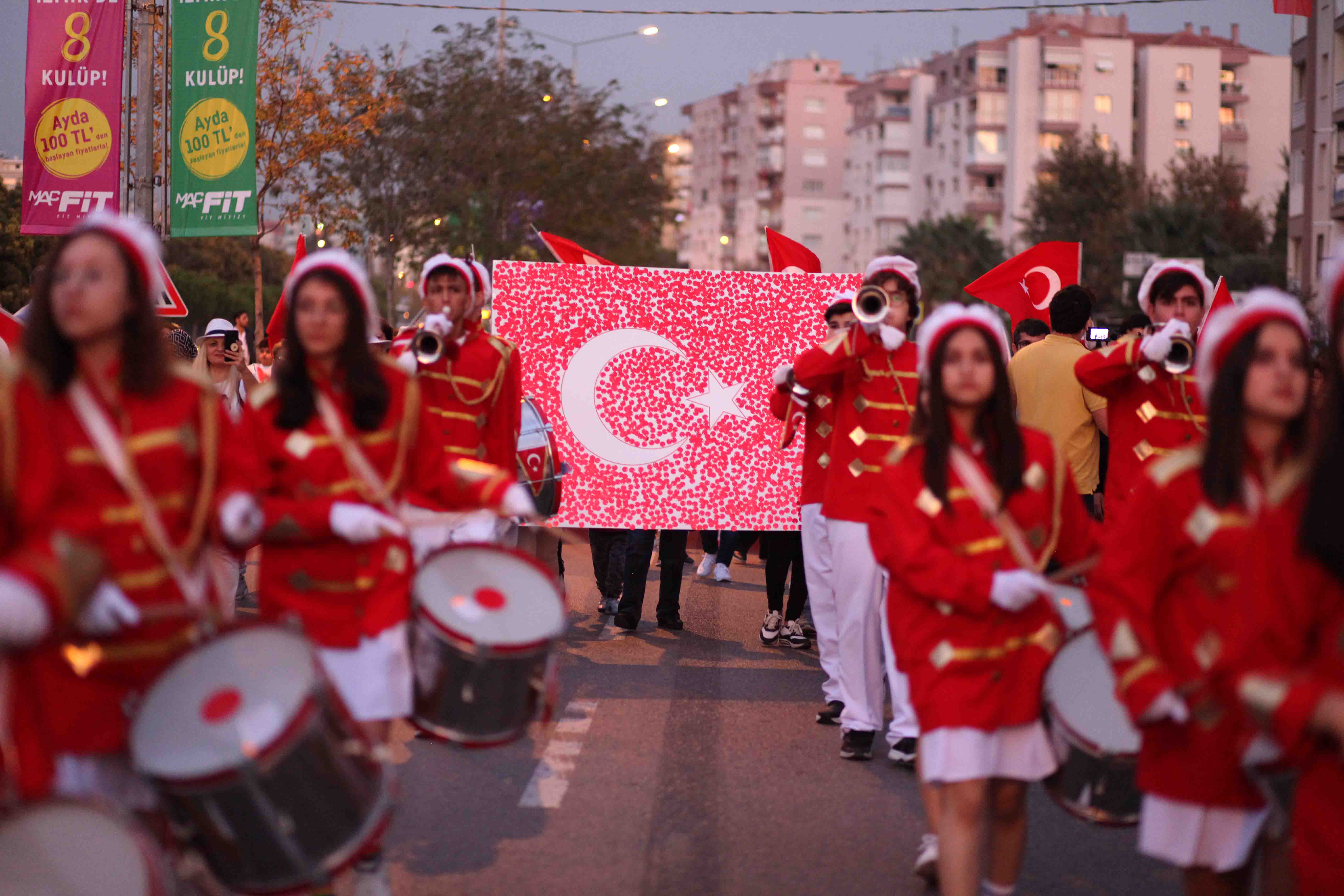 İzmir'i Cumhuriyet coşkusu sardı