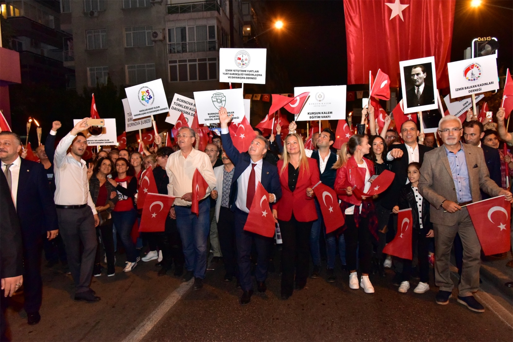 İzmir'i Cumhuriyet coşkusu sardı