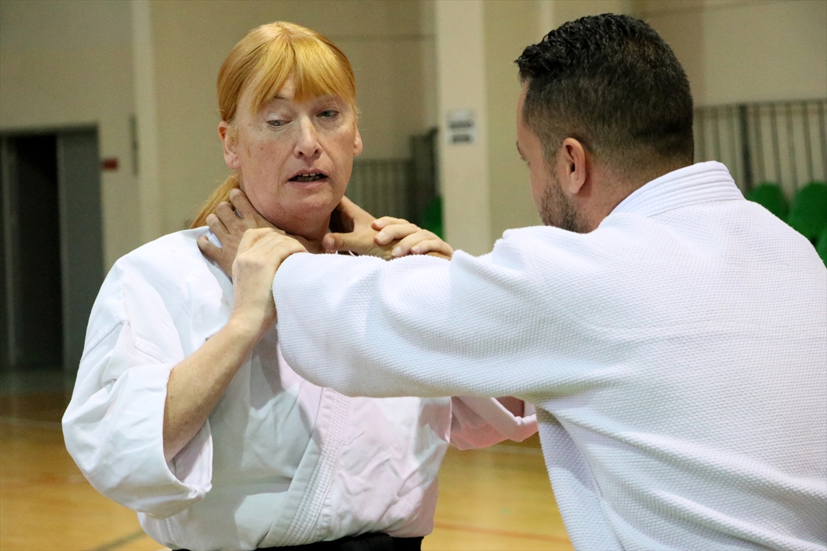 Görme engelli İngiliz sporcudan kadınlara aikido dersi!