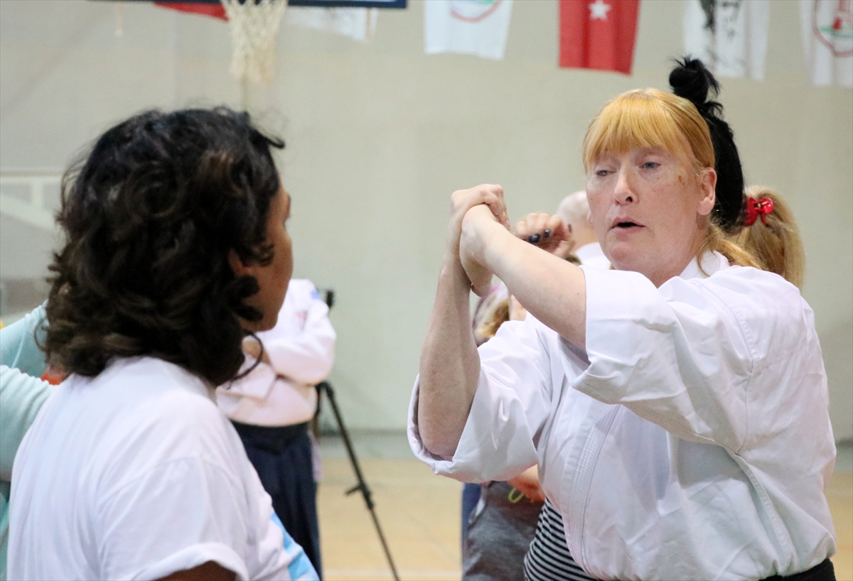 Görme engelli İngiliz sporcudan kadınlara aikido dersi!