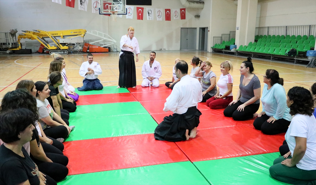 Görme engelli İngiliz sporcudan kadınlara aikido dersi!