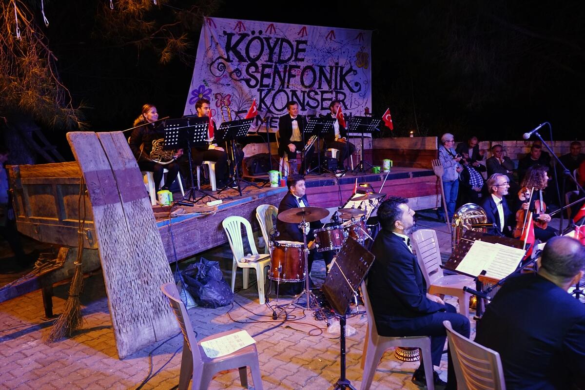 Traktör kasasında senfonik konser