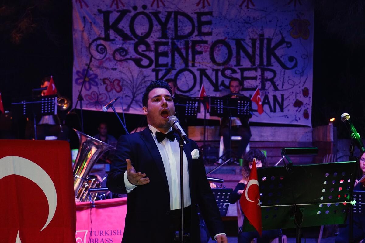 Traktör kasasında senfonik konser