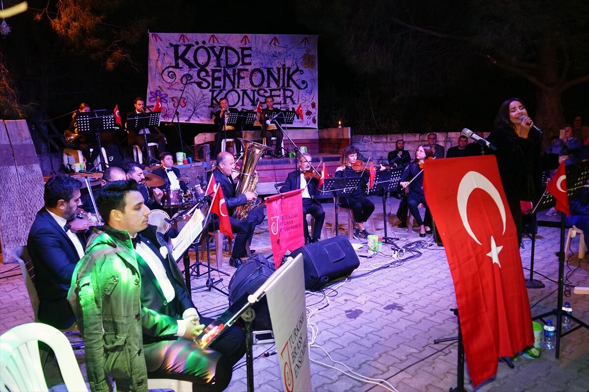 Traktör kasasında senfonik konser