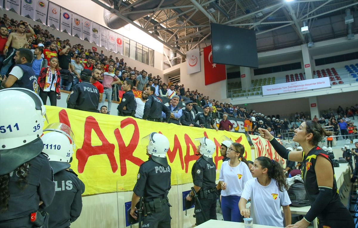 İzmir derbisinde olay çıktı