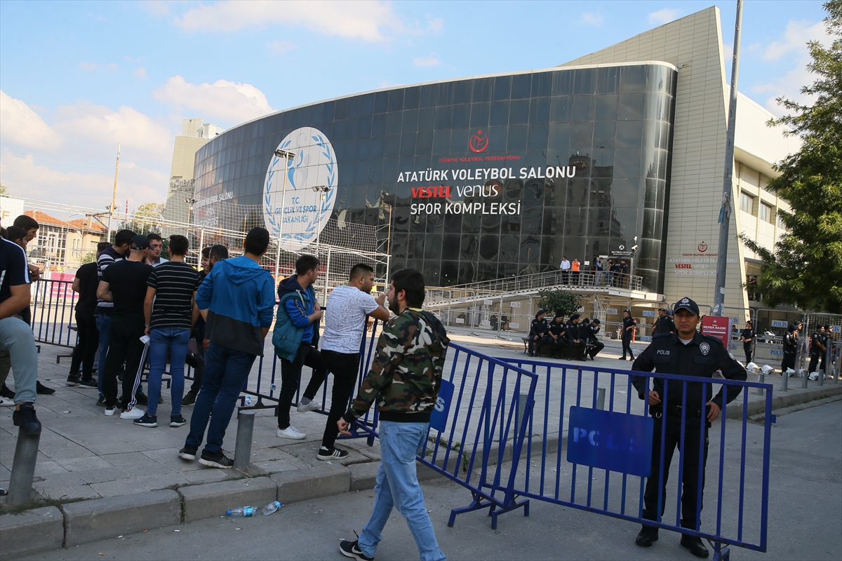 İzmir derbisinde olay çıktı