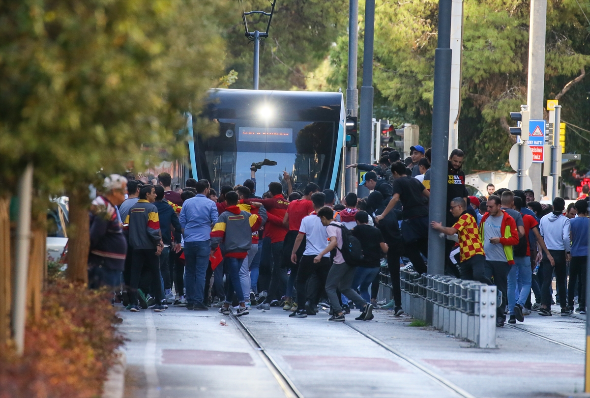 İzmir derbisinde olay çıktı